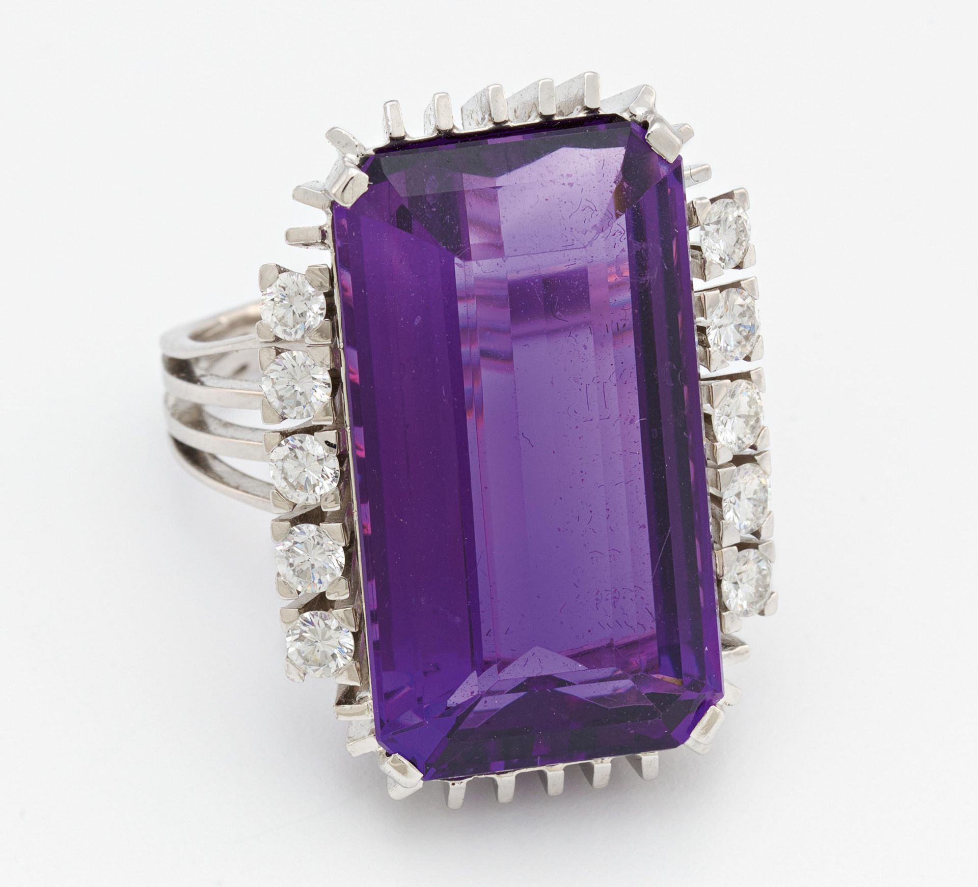 AMETHYST-DIAMANT-RING. Deutschland. 750/- Weißgold, getestet, Gesamtgewicht: ca. 11,0 g. EU-RM: 53,