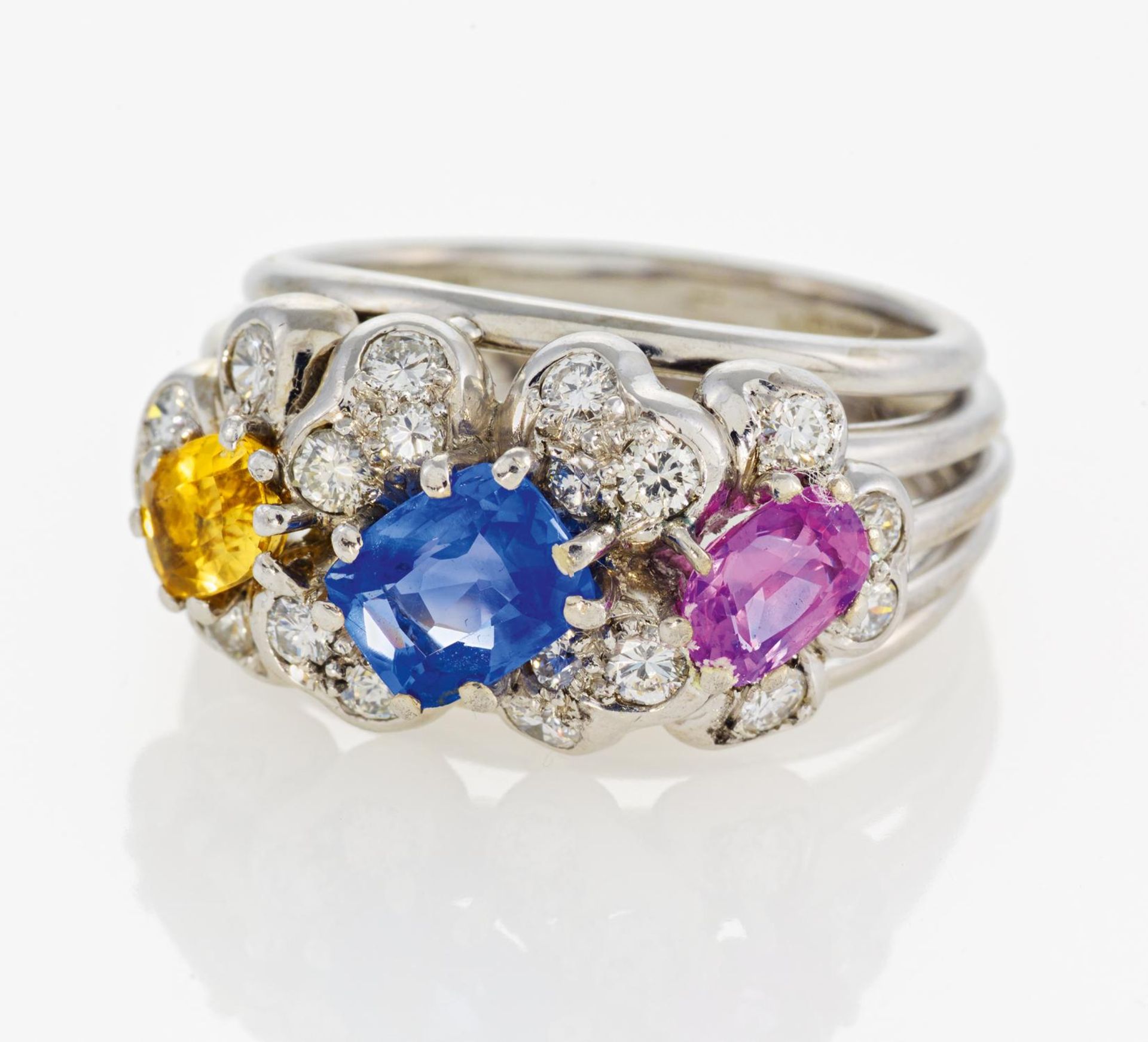 SAPPHIRE-DIAMOND-RING. Germany. ca. 1980/90. 750/- white gold, total weight: 12.0g. EU-RM: 57.5.