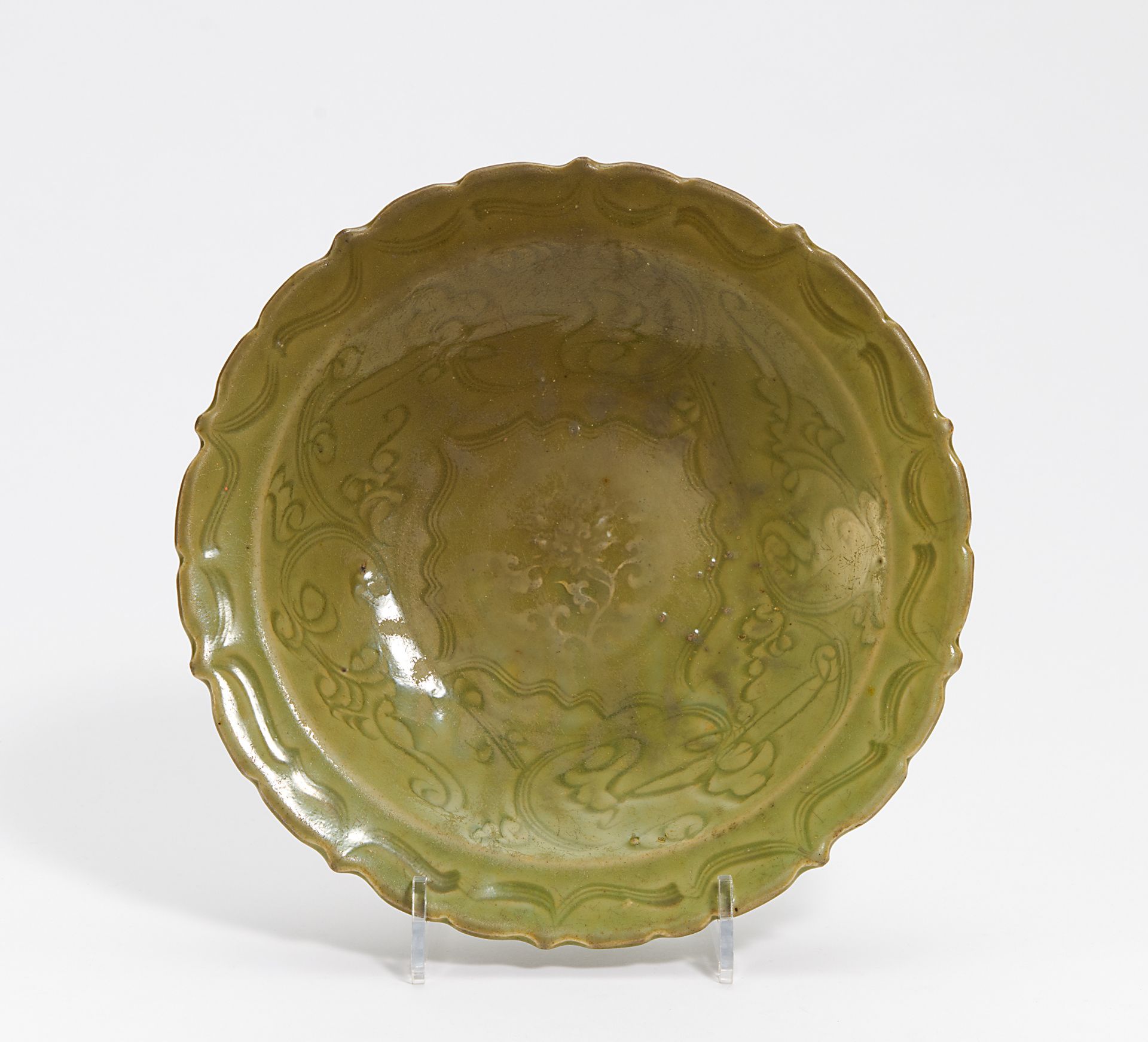 FLOWER-SHAPED CELADON DISH. China. Longquan. Ming Dynasty (1368-1644). Heavy porcelain, covered with