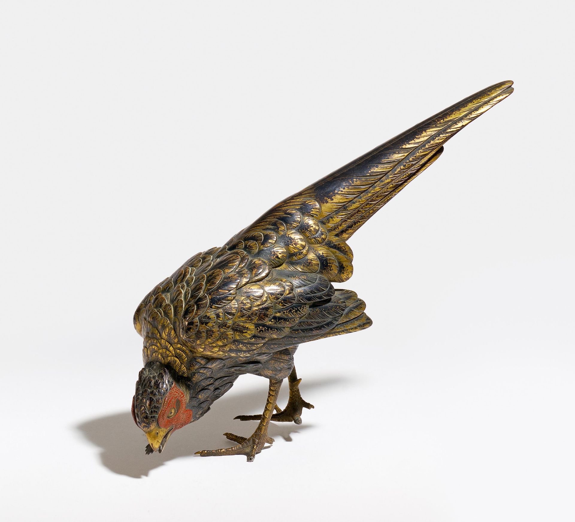 PHEASANT WITH AN INSECT IN BEAK. Japan. Meiji period. Bronze with gilding and lacquer. L.33cm.