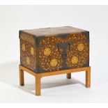 LARGE TRAVELING BOX HASAMIBAKO. Japan. Edo period (1603-1868). Wood with gold powder lacquer (