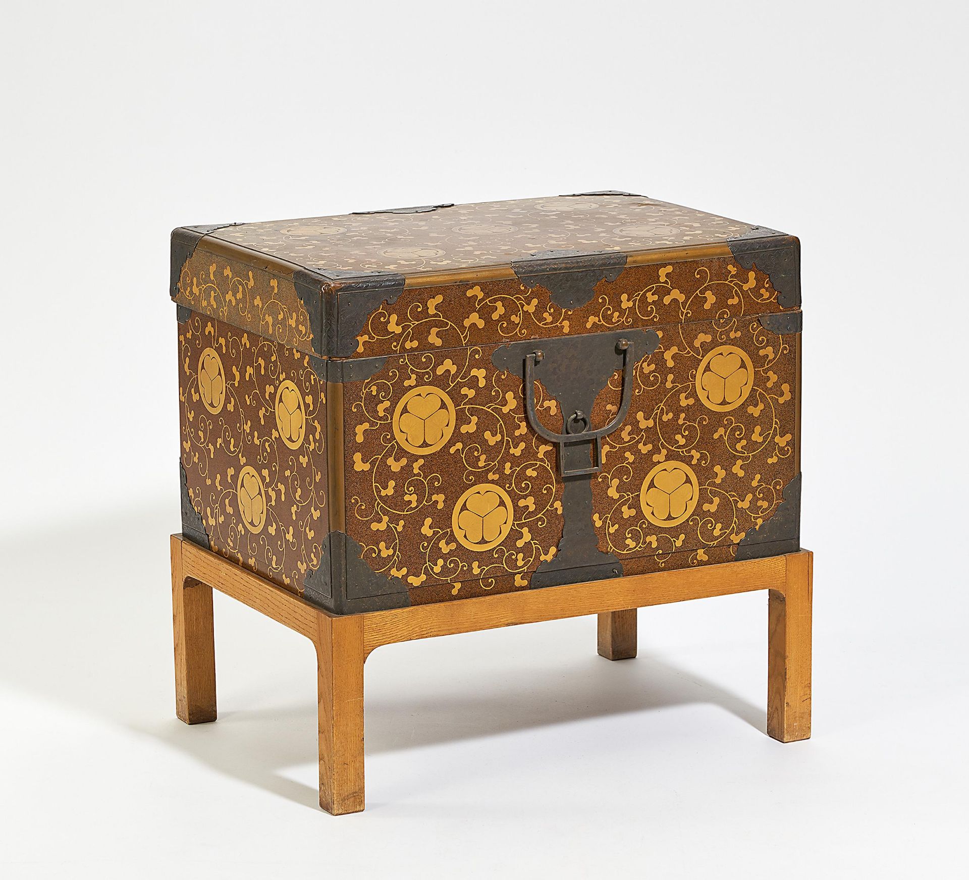 LARGE TRAVELING BOX HASAMIBAKO. Japan. Edo period (1603-1868). Wood with gold powder lacquer (