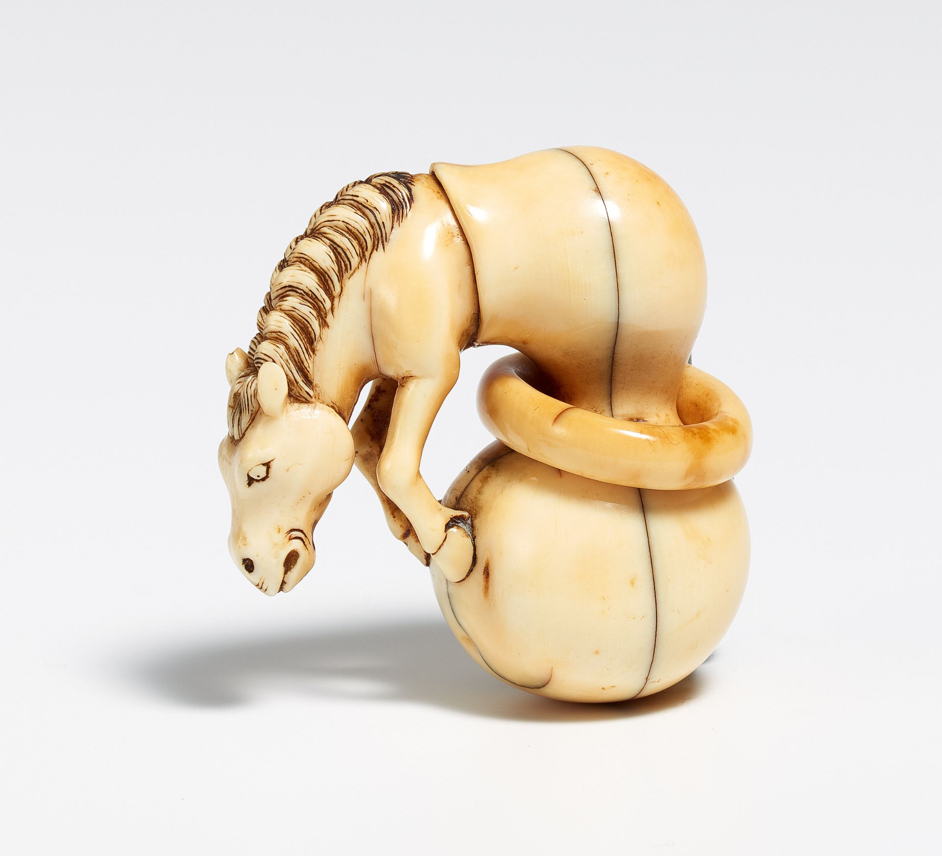 NETSUKE OF A GOURD WITH HORSE. Japan. 19. Jh. Ivory, carved and engraved, stained dark. Gourd of - Bild 2 aus 2