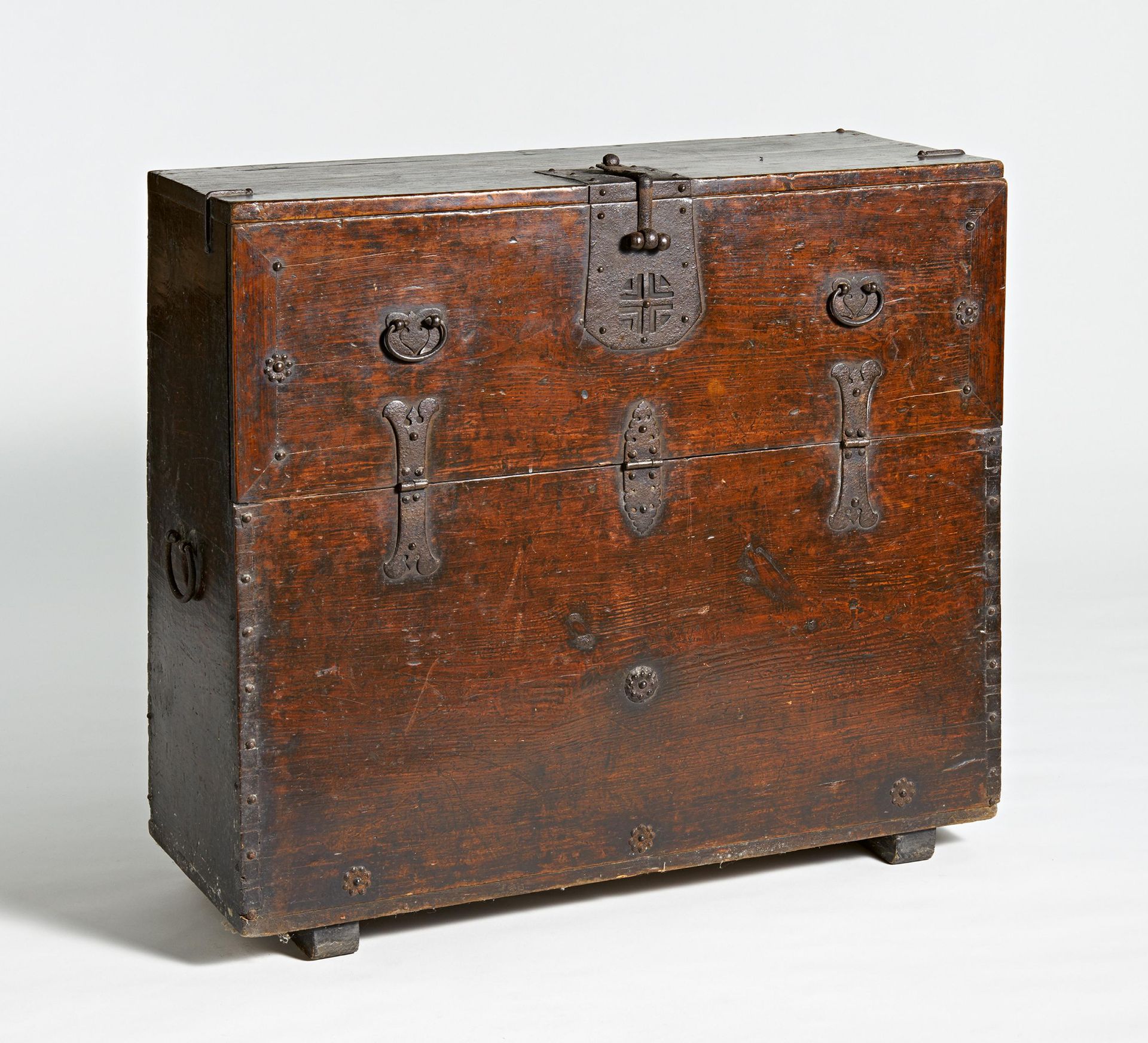 ONE PART CHEST (BANDAJI) WITH FRONTAL FLAP. Korea. Ca. 1900. Wood, lacqured. Fittings from iron. H.