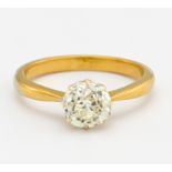 SOLITAIRE-RING. 750/- Gelbgold, Punze, Gesamtgewicht: ca. 2,8 g. EU-RM: 50. 1 Brillant im Alt-