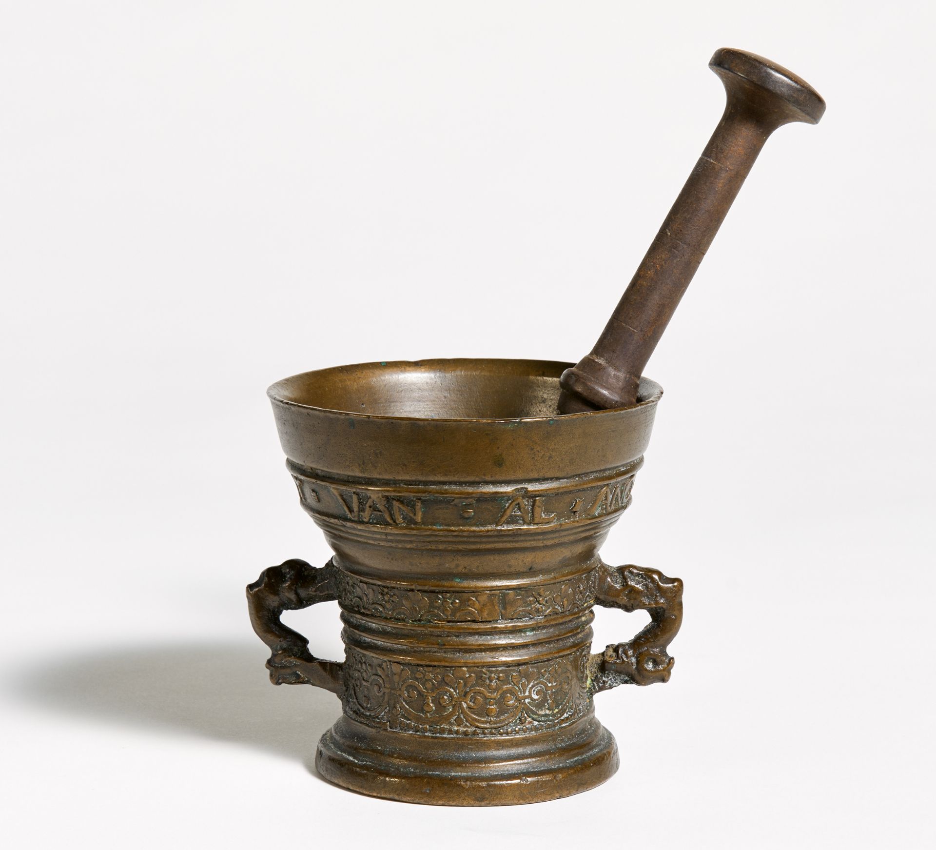 MÖRSER MIT DELPHINHENKELN. DATIERT 1625. Bronze. H.11,5cm, ø12cm. Zustand B. Provenienz:Sammlung