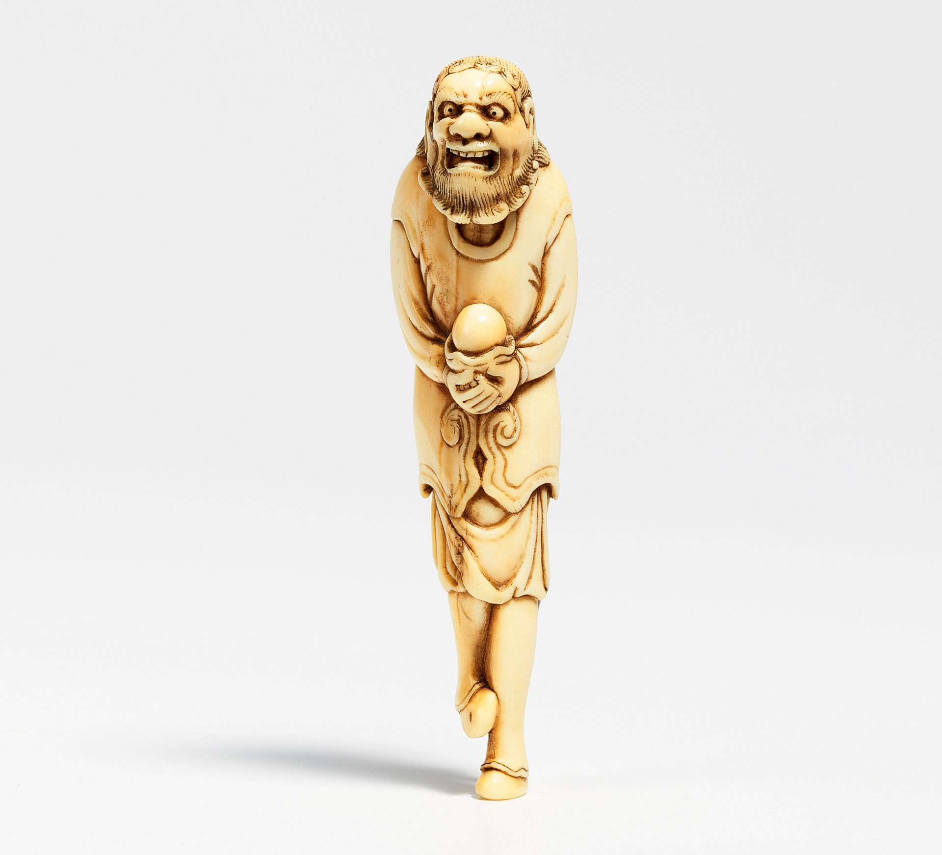 NETSUKE OF RYUJIN WITH THE TAMA PEARL. Japan. 18th c. Ivory, on the back with amber yellow patina. - Bild 2 aus 2
