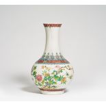 LONG NECKED VASE IN SHANGPING SHAPE WITH MAGNOLIA, CHRYNSANTHEMUM, PEONIES AND HIBISCUS. China. Beg.