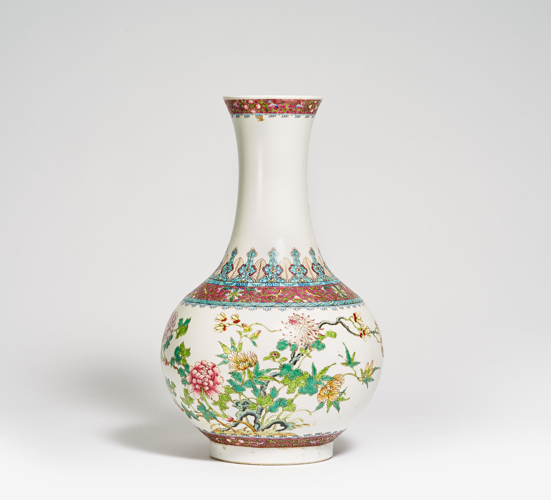 LONG NECKED VASE IN SHANGPING SHAPE WITH MAGNOLIA, CHRYNSANTHEMUM, PEONIES AND HIBISCUS. China. Beg.