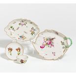 BLATTSCHALE, PASSIGE SCHALE & TASSE MIT UT. Nymphenburg / Wien / Meissen. Porzellan, farbig und tlw.