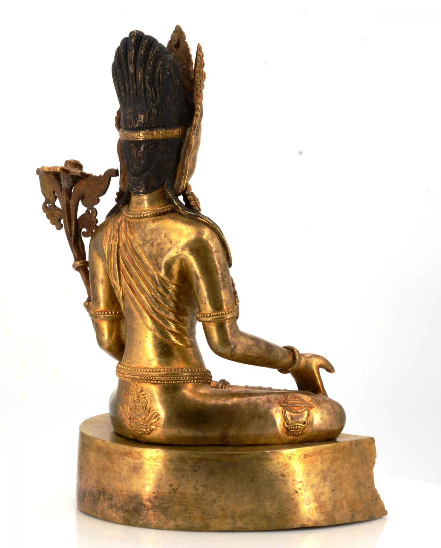 RARE AND LARGE FIGURE OF BODHISATTVA PADMAPANI. Tibet/Nepal. Around 1900. Fire gild bronze with - Image 6 of 10