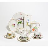 KAFFEE- UND TEESERVICE MIT BLUMENDEKOR FÜR 8 PERSONEN. Meissen. Porzellan, farbig und gold