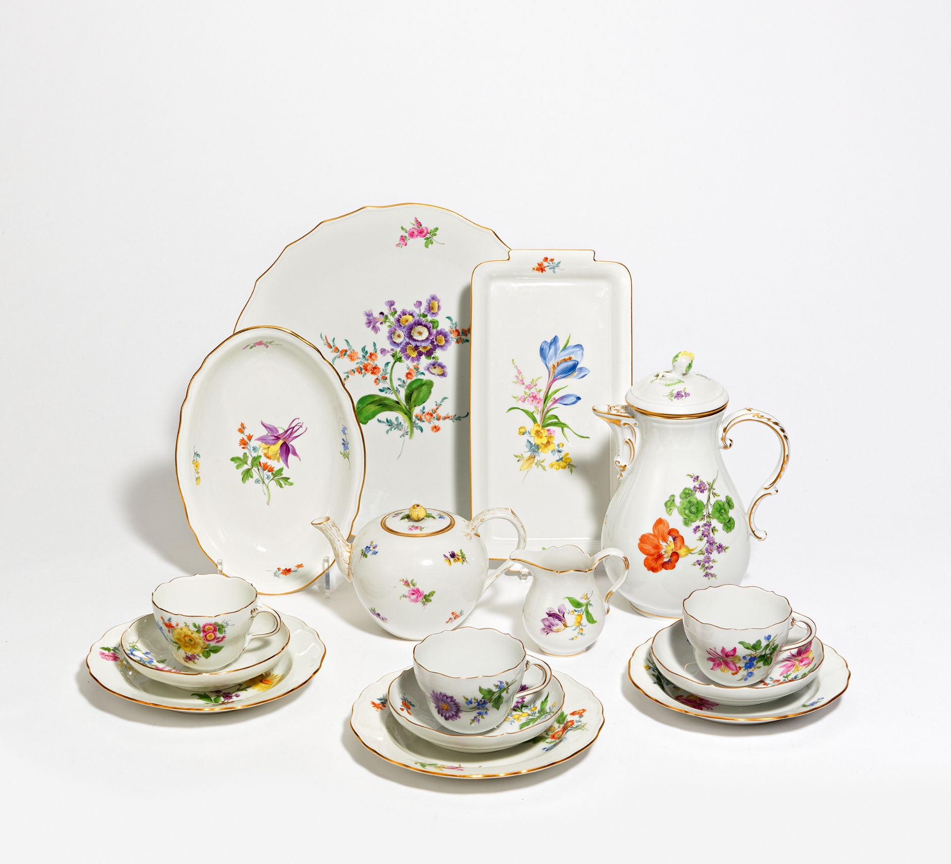 KAFFEE- UND TEESERVICE MIT BLUMENDEKOR FÜR 8 PERSONEN. Meissen. Porzellan, farbig und gold