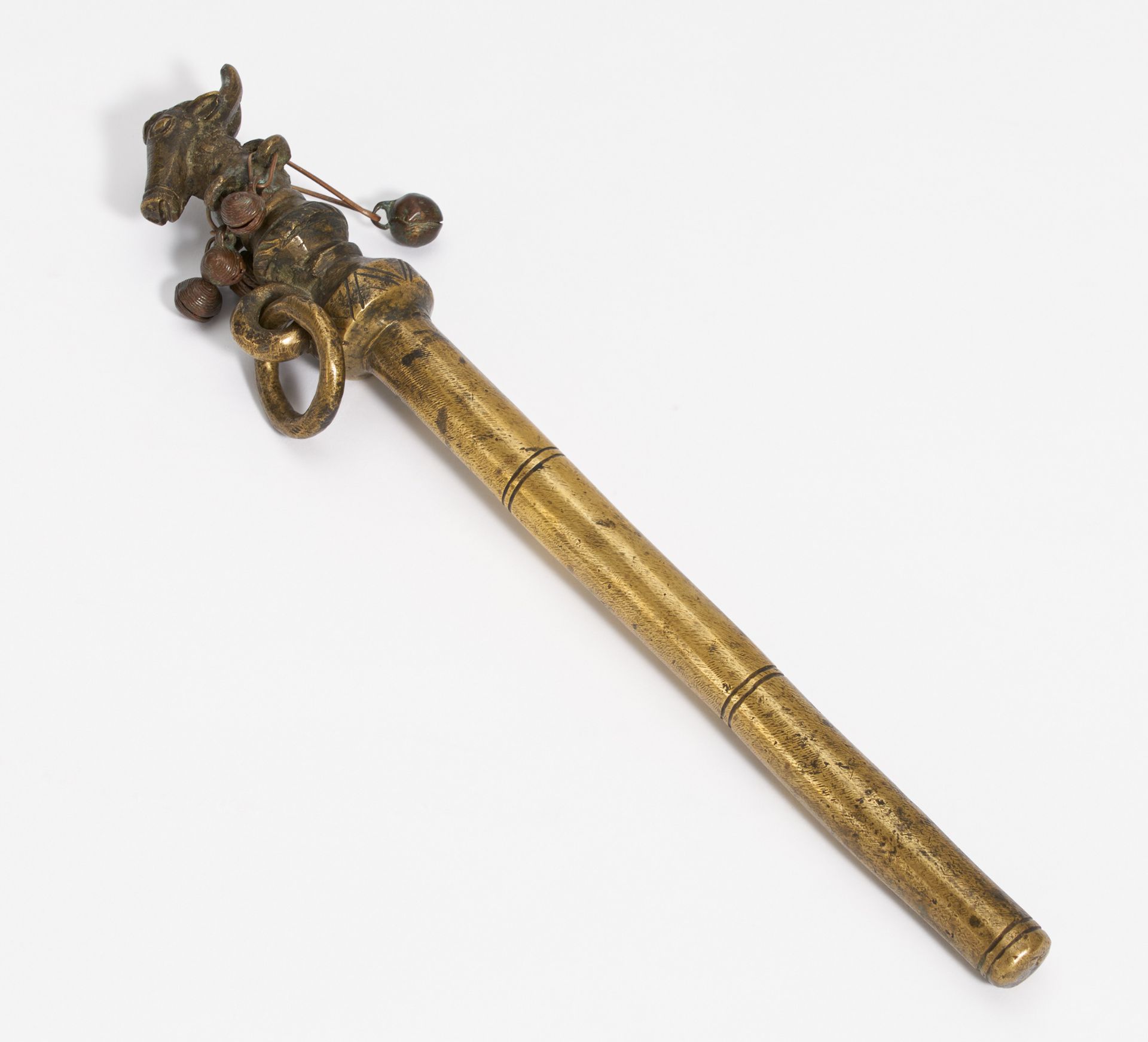 A RATTLE BATON WITH RAMS HEAD. India. 18th-19th c. Bronze. Upper part with dark patina, at the