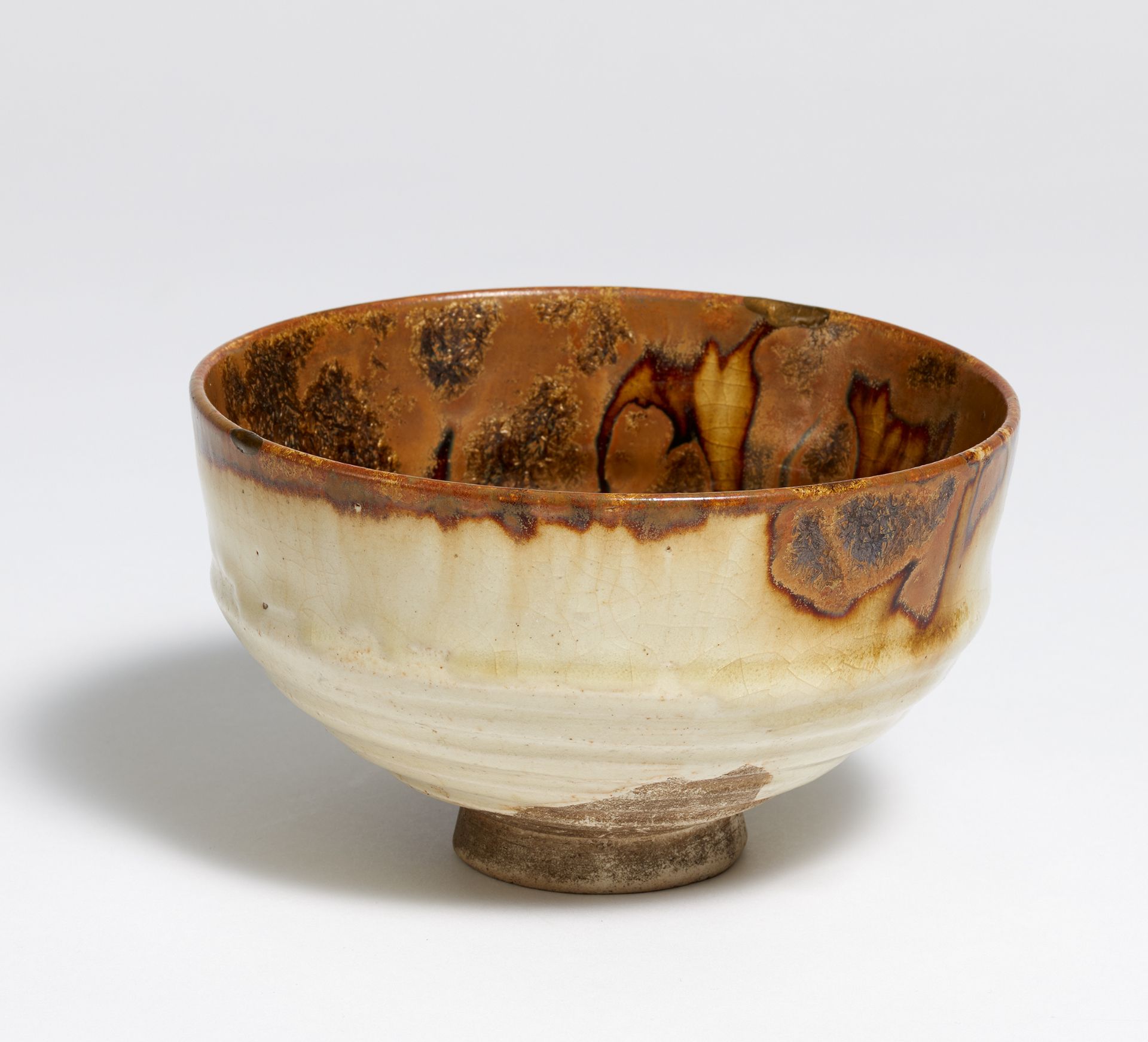 TEABOWL (CHAWAN) WITH IRON GLAZE. Japan. 18th-19th c. Thinly turned, light colored and fine