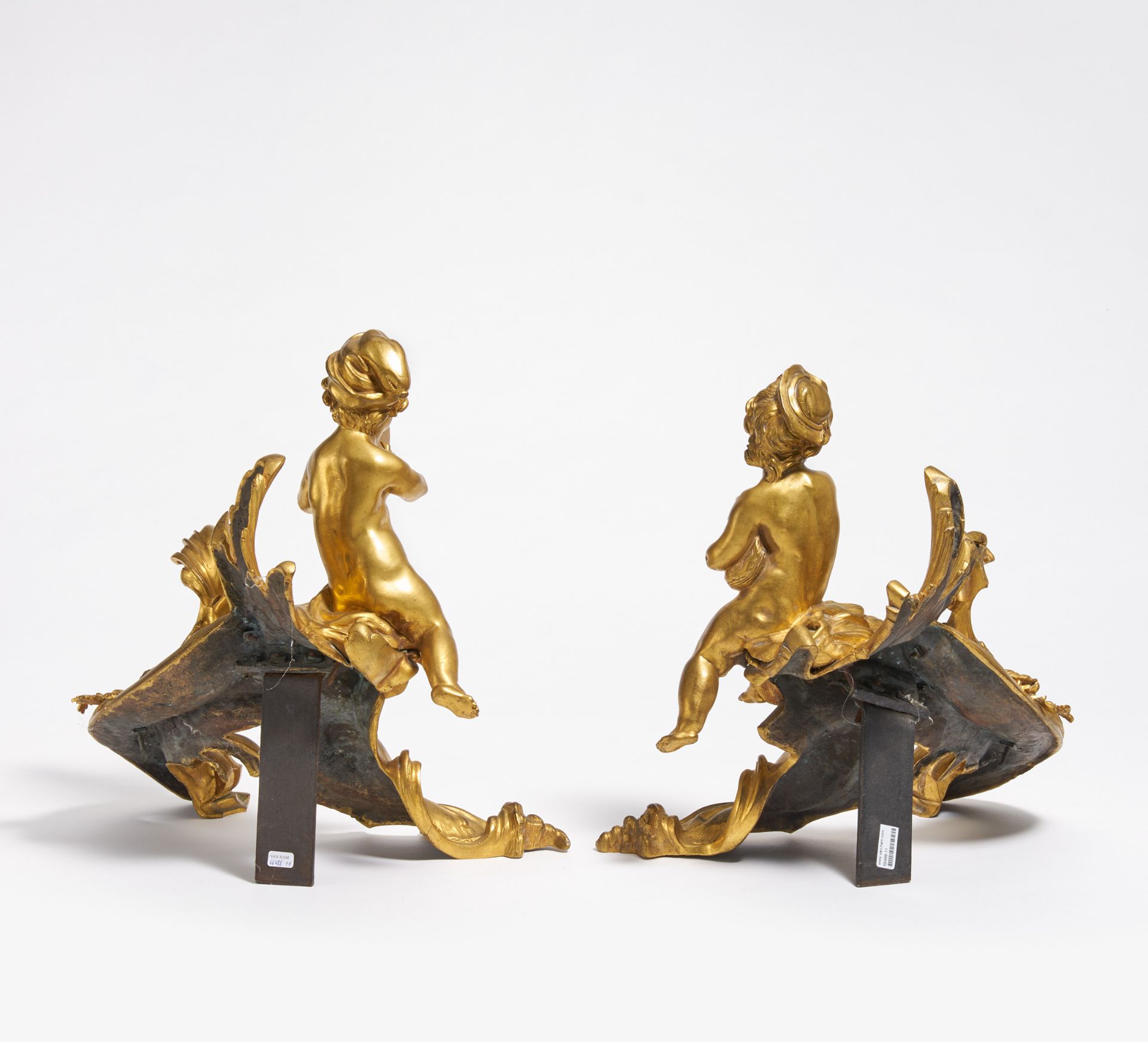 PAIR OF LARGE ANDIRONS WITH PUTTI WITH INSTRUMENTS STYLE LOUIS XV. France. Late 19th century. Gilt - Bild 2 aus 2