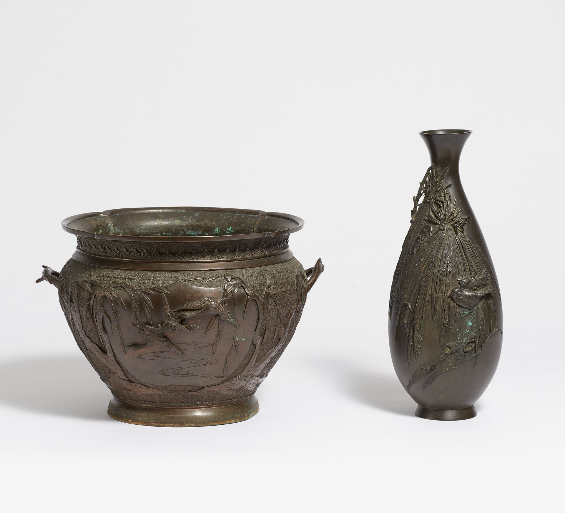 VASE AND CACHEPOT WITH BIRDS. Japan. Meiji period (1868-1912). Um 1900. Bronze with dark patina.