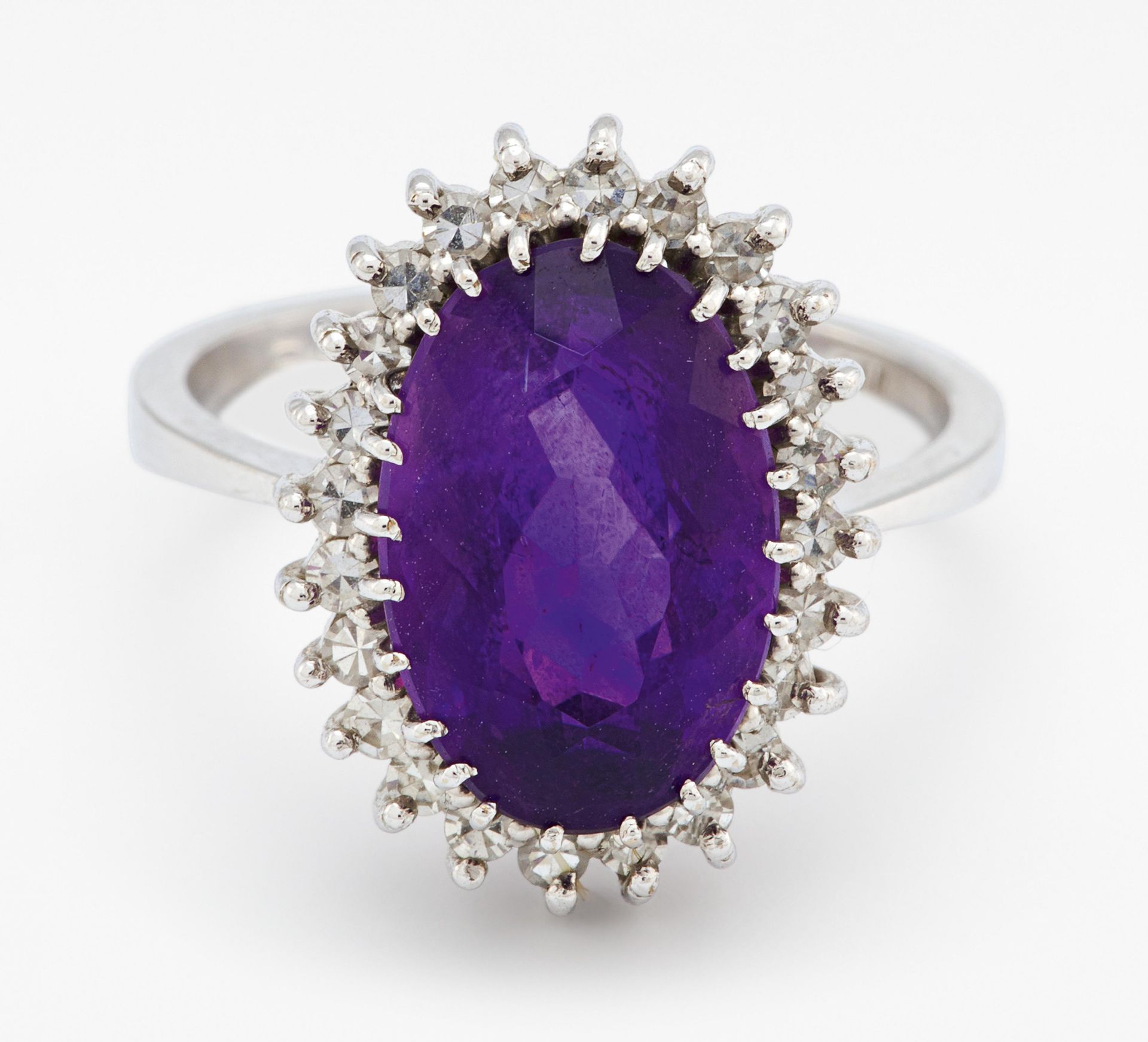 AMETHYST-DIAMANT-RING. Deutschland. 750/- Weißgold, Punze, Gesamtgewicht: ca. 7,0 g. EU-RM: 56. 24