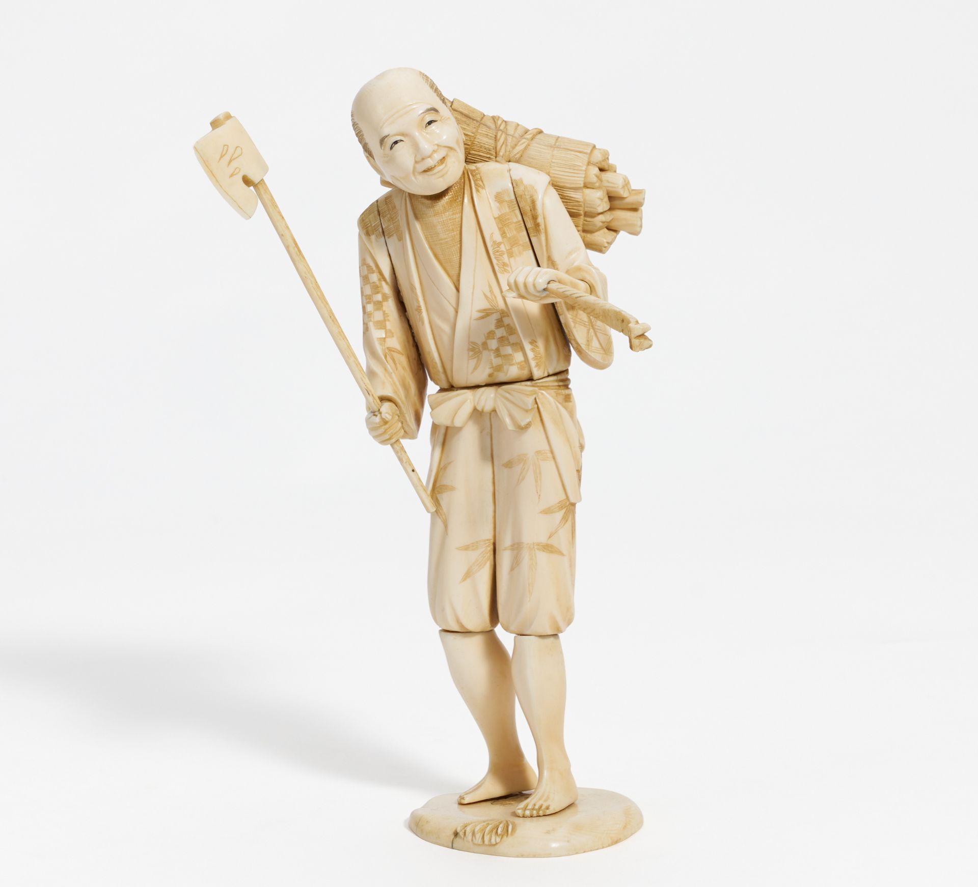 OKIMONO OF A WOOD CUTTER. Japan. Meiji period. Ca. 1900. Ivory, multi part. Finely engraved, eyes - Bild 2 aus 2