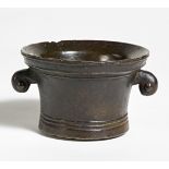 KLEINER MÖRSER MIT VOLUTENHENKELN. Bronze. H.7,5cm, ø11,5cm. Zustand B/C. Provenienz:Sammlung