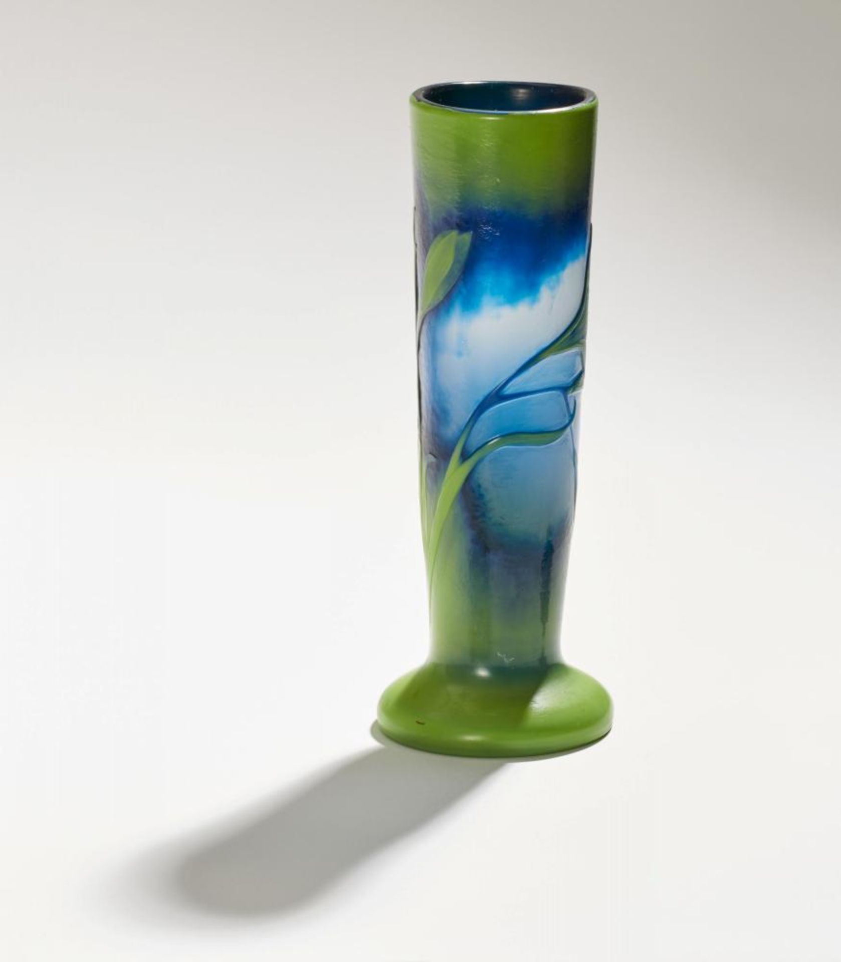 KLEINE VASE MIT KROKUSSEN. Paris. Wohl um 1900. Verrerie de la Paix. Jules Mabut. Farbloses Glas mit - Bild 2 aus 4