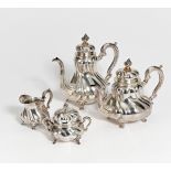 VIERTEILIGES KAFFEE-UND TEESERVICE MIT GEDREHTEN ZÜGEN. Schwäbisch Gmünd. Wilhelm Binder. Silber.