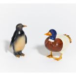 KLEINE ZIERFIGUREN EINES PINGUIN UND EINER ENTE. Versch. Halbedelsteine. Metall. H.7/6cm. Ohne