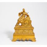 PENDULE MIT SITZENDER ASIATIN. Paris. Um 1840-50. Bronze vergoldet. Pendulewerk mit