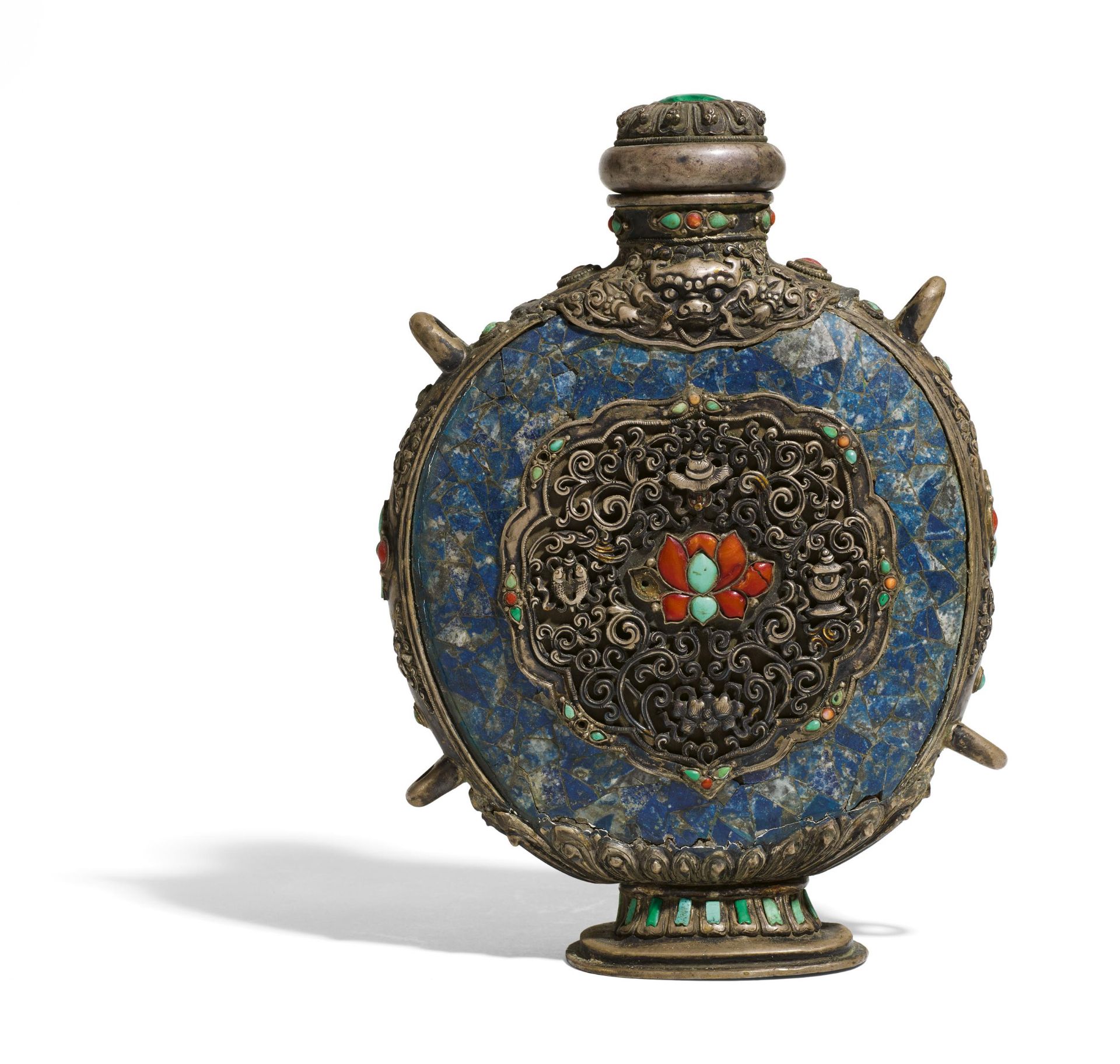 A PILGRIM BOTTLE WITH THE ASHTAMANGALA. Tibet / Mongolia. 19th-20th c. Silver in repoussé, lapis- - Image 2 of 4