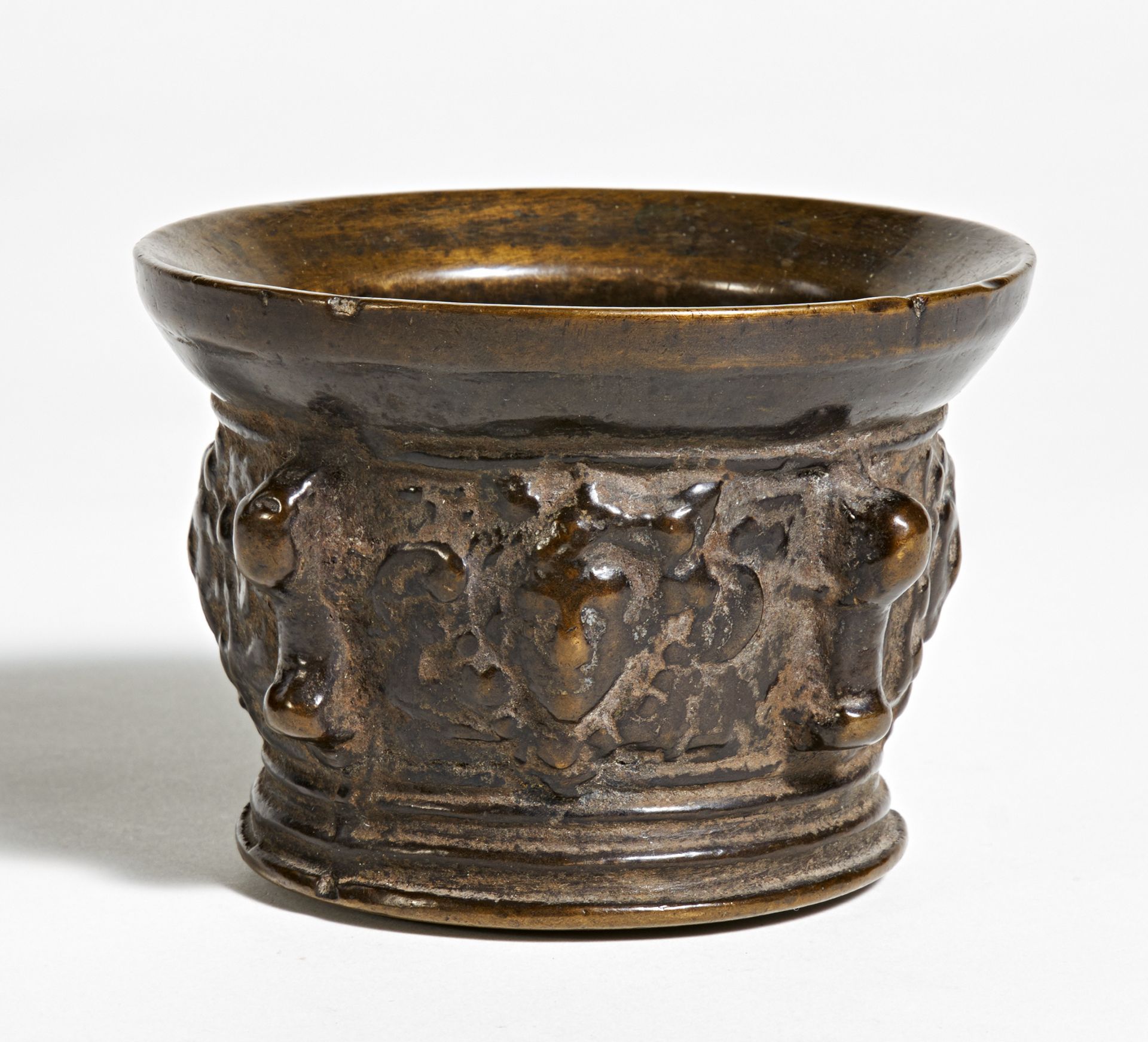 RIPPENMÖRSER MIT MASKARONS. Bronze. H: 8,5 cm ø: 12cm. Zustand B. Provenienz:Sammlung Horst Jouy.