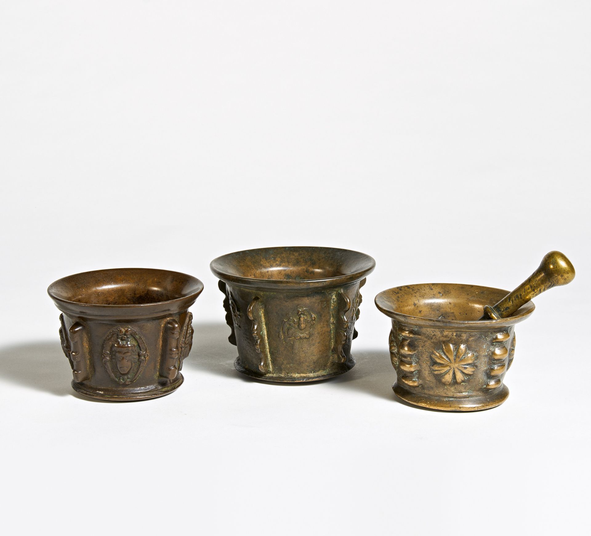 3 RIPPENMÖRSER. Bronze. H.11/10/9cm, ø15/14/14cm. Zustand B/C. Provenienz:Sammlung Horst Jouy.