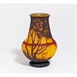 VASE MIT ABENDLANDSCHAFT. Wohl Daum, Nancy. Farbloses Glas, gelb und rotorange überfangen. H.32,5cm.