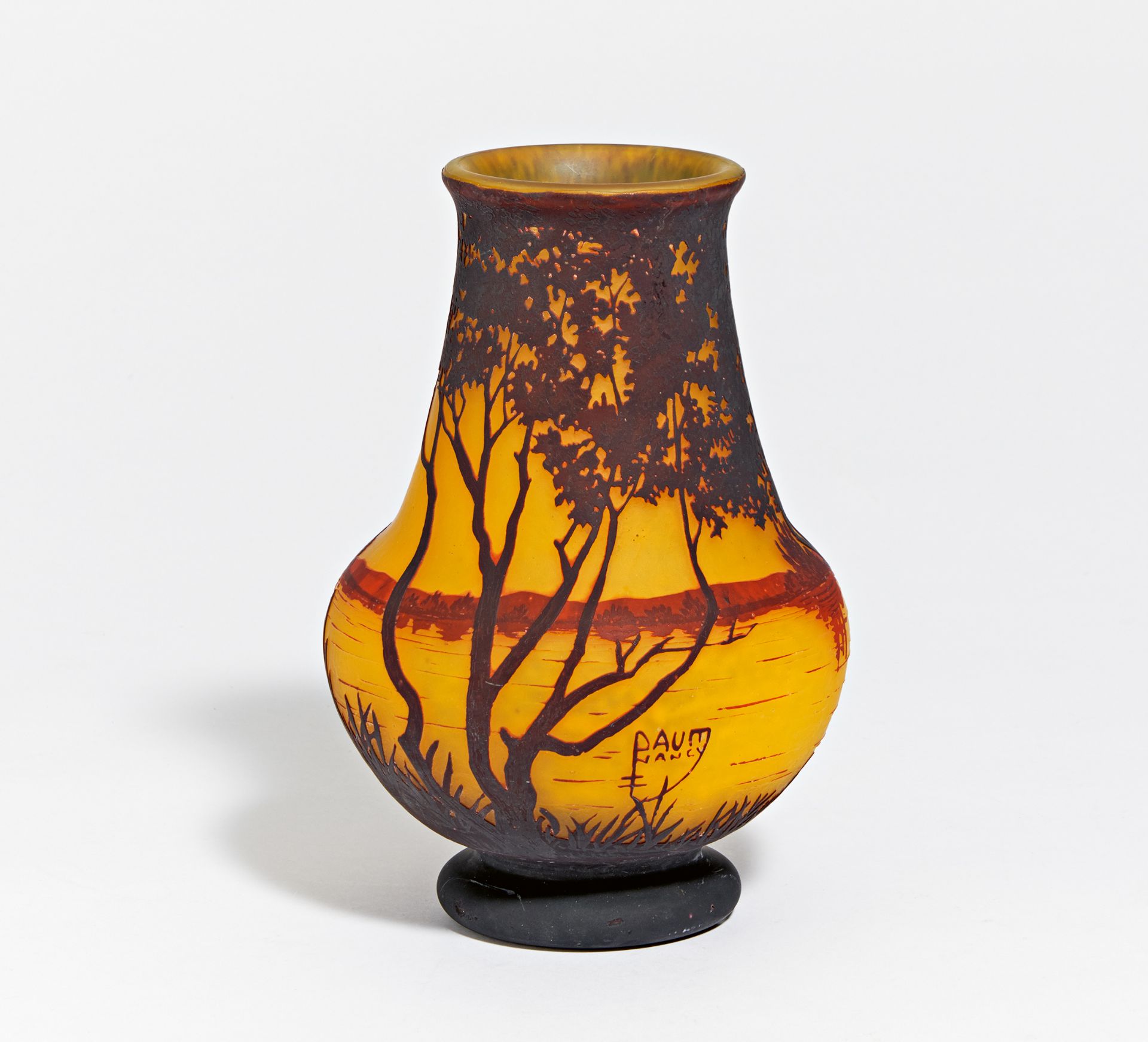 VASE MIT ABENDLANDSCHAFT. Wohl Daum, Nancy. Farbloses Glas, gelb und rotorange überfangen. H.32,5cm.