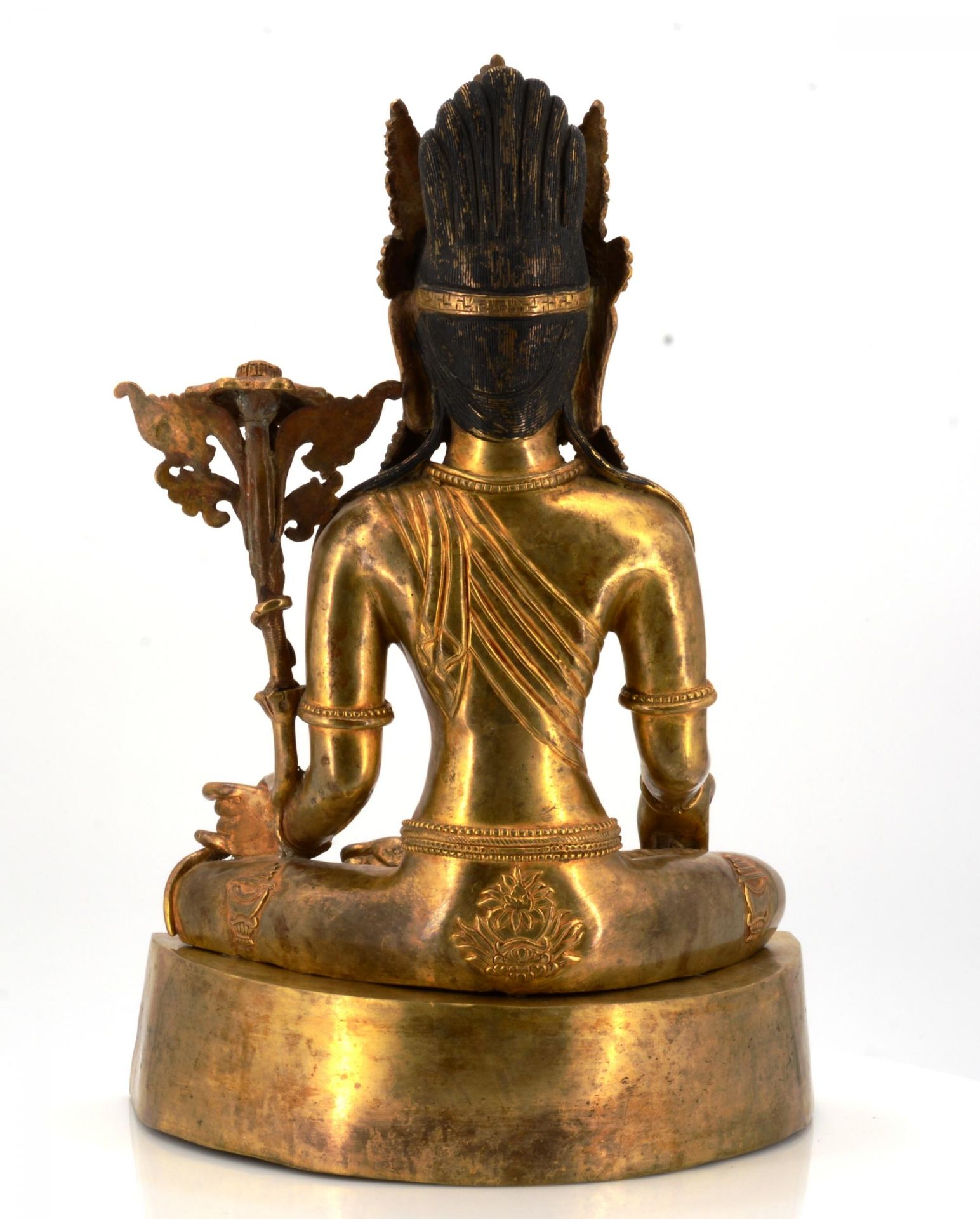 RARE AND LARGE FIGURE OF BODHISATTVA PADMAPANI. Tibet/Nepal. Around 1900. Fire gild bronze with - Image 5 of 10