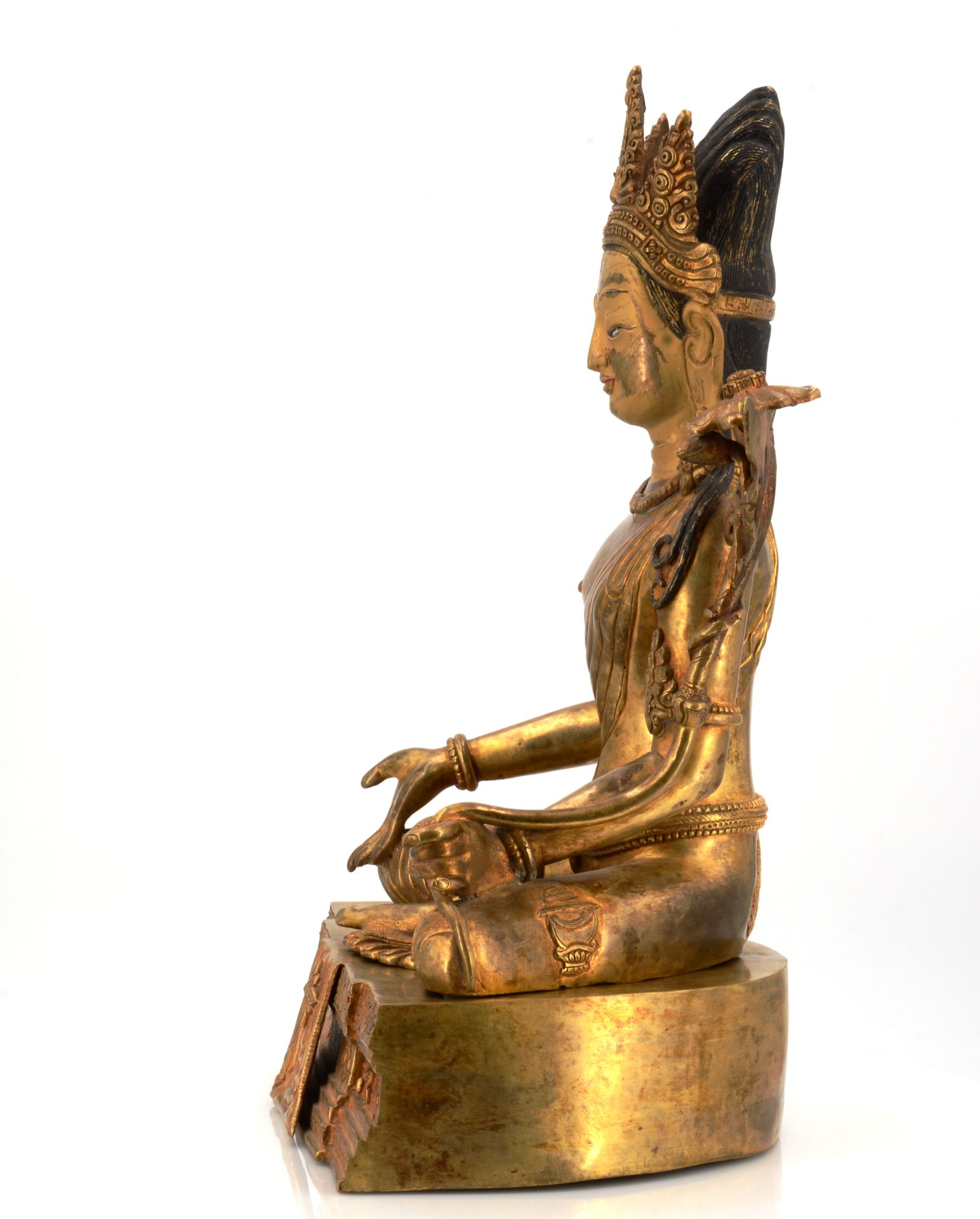 RARE AND LARGE FIGURE OF BODHISATTVA PADMAPANI. Tibet/Nepal. Around 1900. Fire gild bronze with - Image 3 of 10