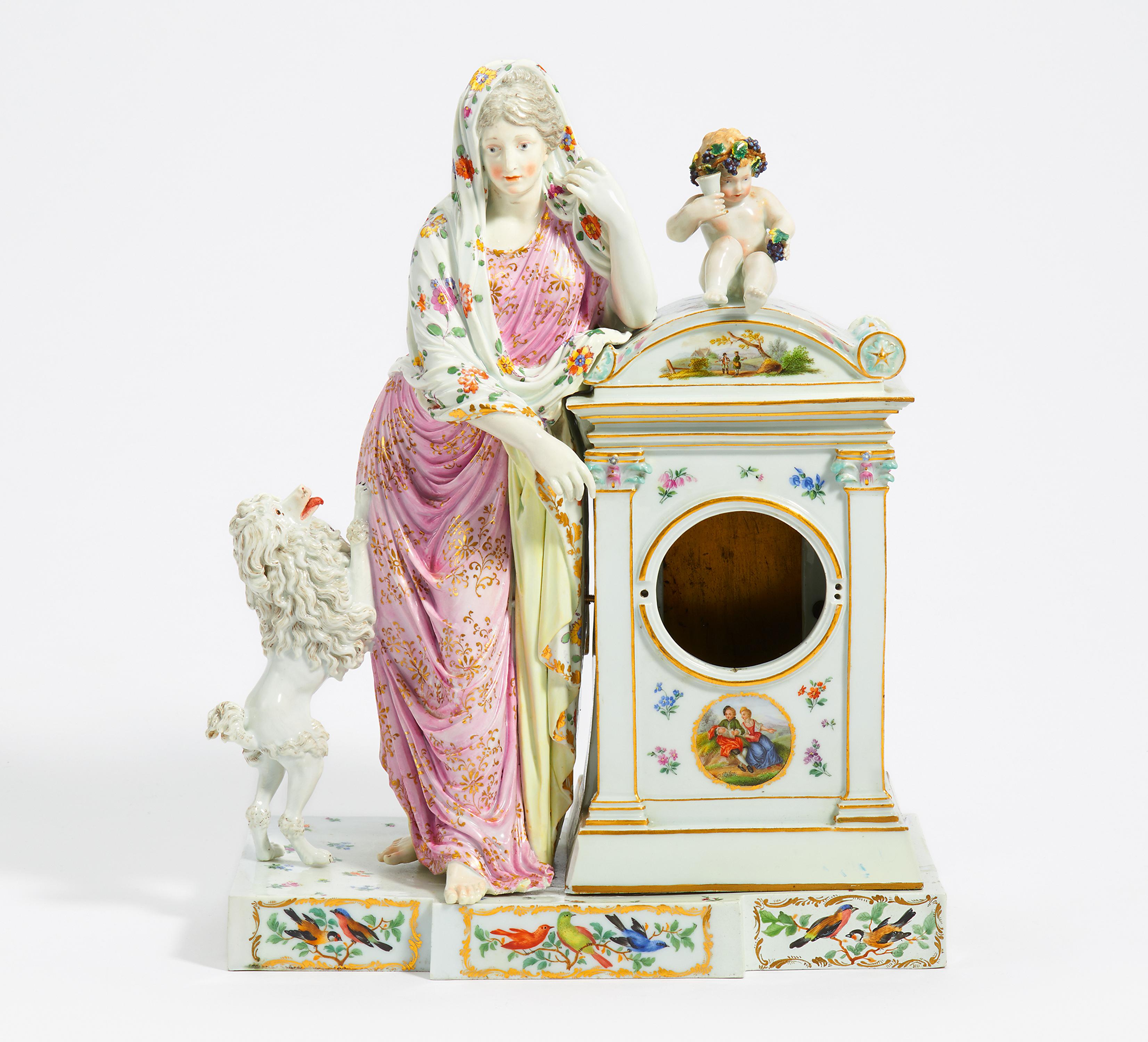 UHRENGEHÄUSE "DAME MIT PUDEL". Meissen. Porzellan, farbig und gold staffiert. H.39cm.