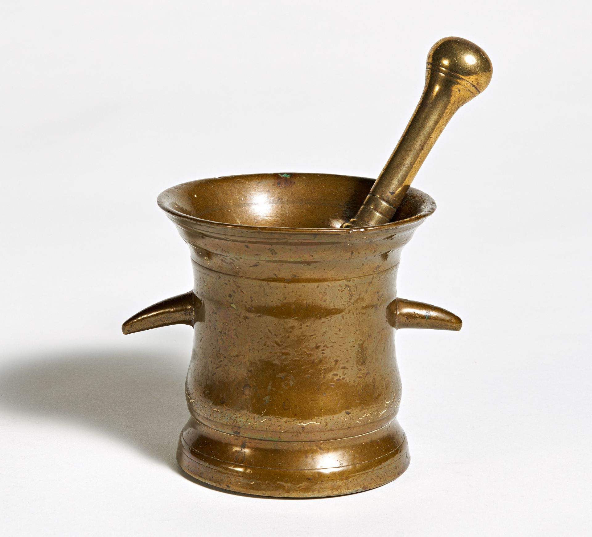 KLEINER MÖRSER MIT RÖHRENGRIFFEN. Bronze. H.10cm, ø10cm. Zustand B. Provenienz:Sammlung Horst