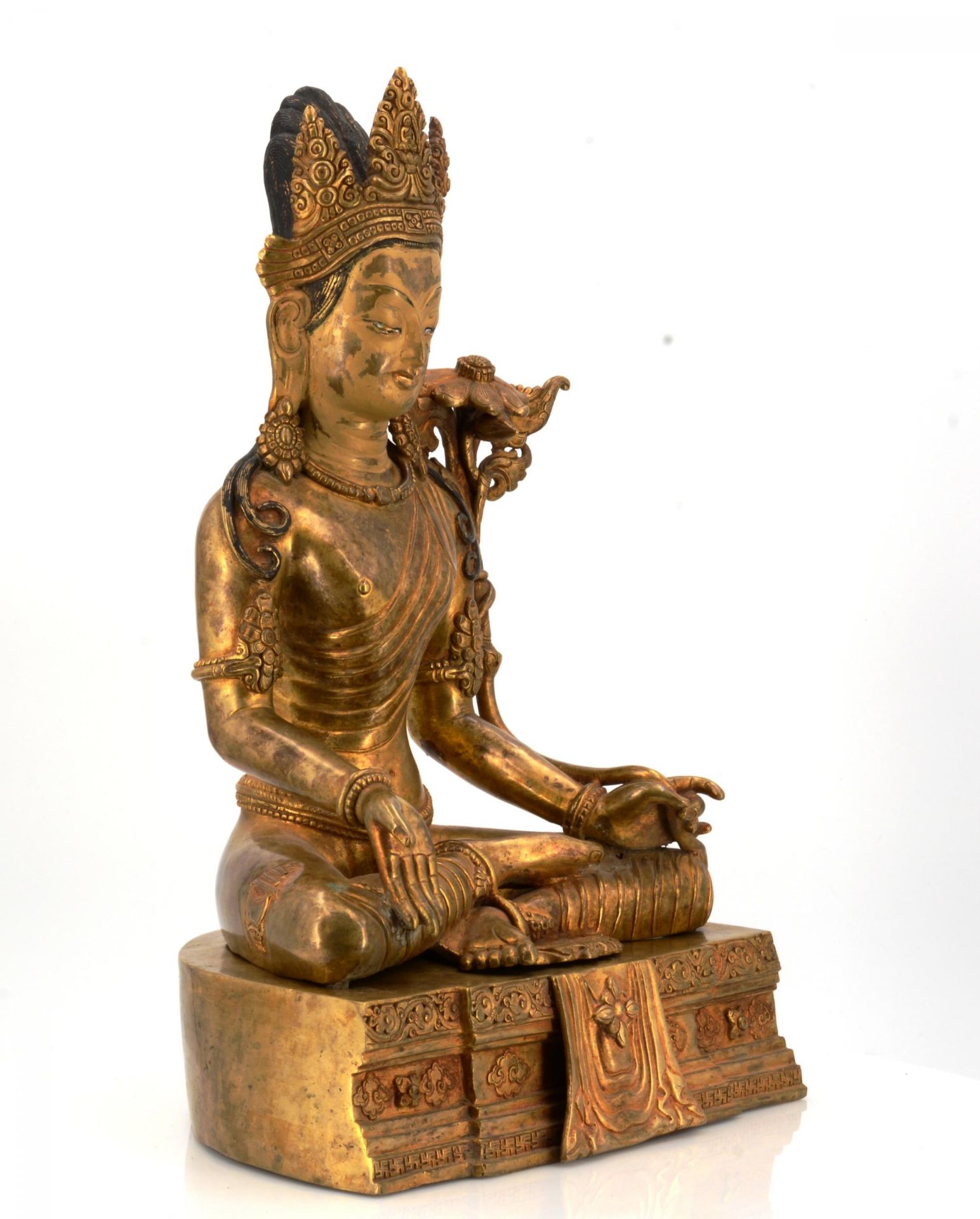 RARE AND LARGE FIGURE OF BODHISATTVA PADMAPANI. Tibet/Nepal. Around 1900. Fire gild bronze with - Image 8 of 10