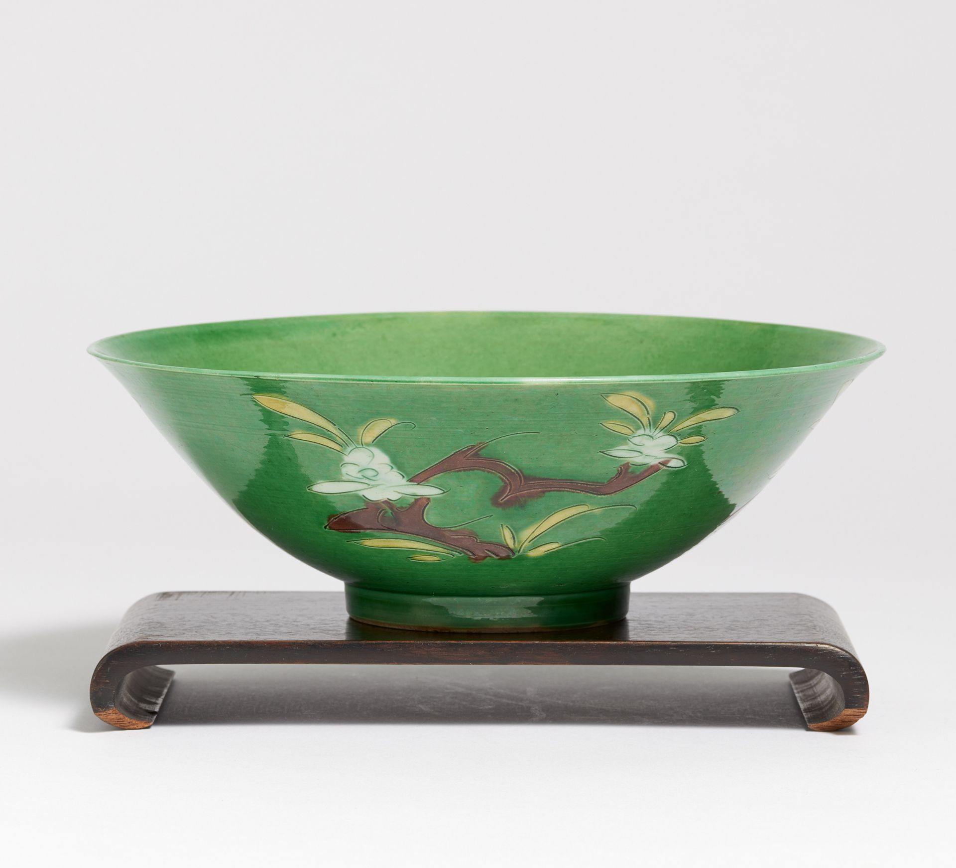 LARGE GREEN BRINJAL BOWL. China. Kangxi period (1662-1722). Porcelain with engraved flowering trees,