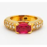 FABSTEIN-DIAMANT-RING. 750/- Gelbgold, Punze, Gesamtgewicht: ca. 12,0 g. EU-RM: 54. Ca. 32 kleine