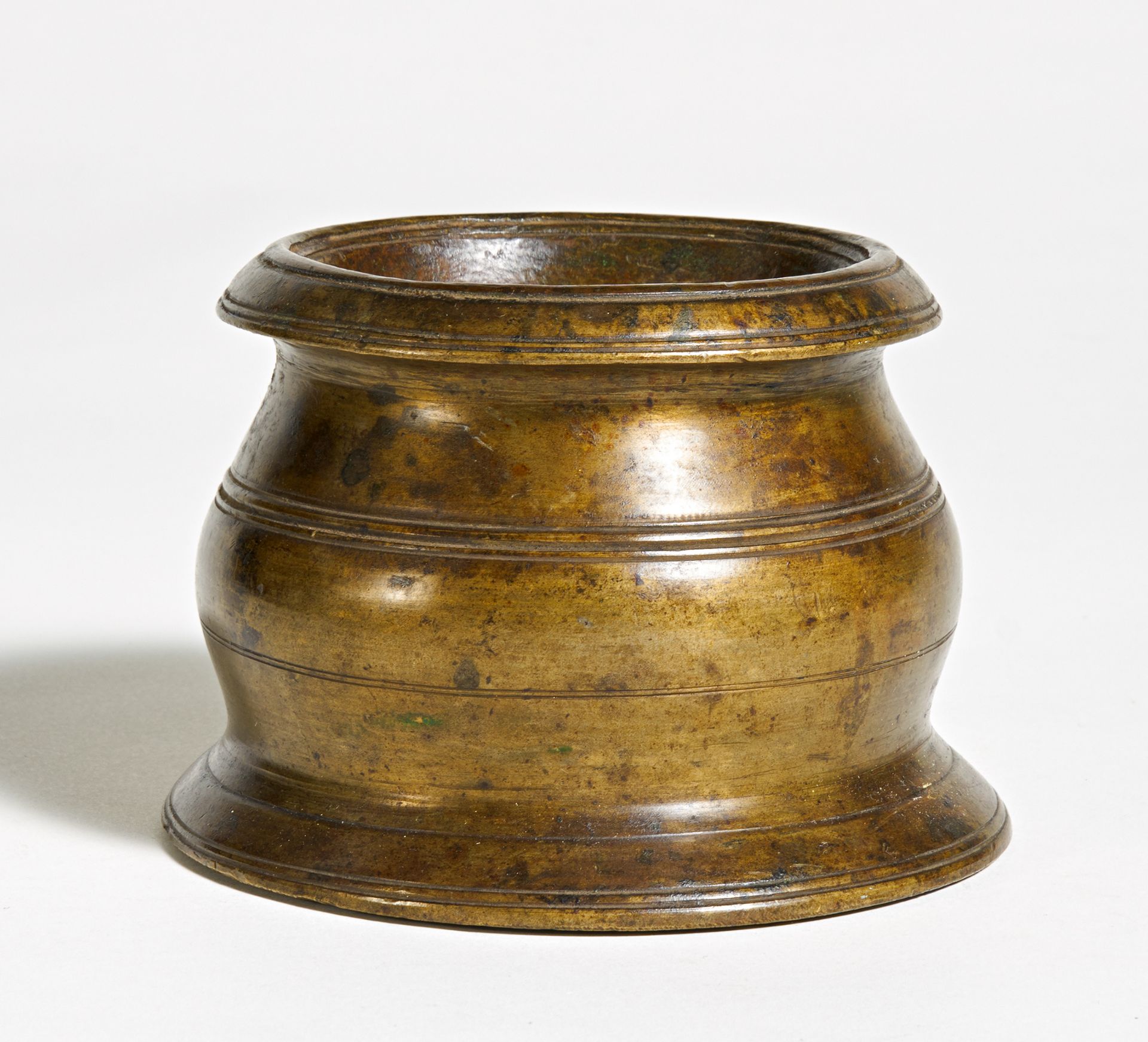 KUGELBRAND-MÖRSER. Bronze. H.10cm, ø12cm. Zustand B. Provenienz:Sammlung Horst Jouy.