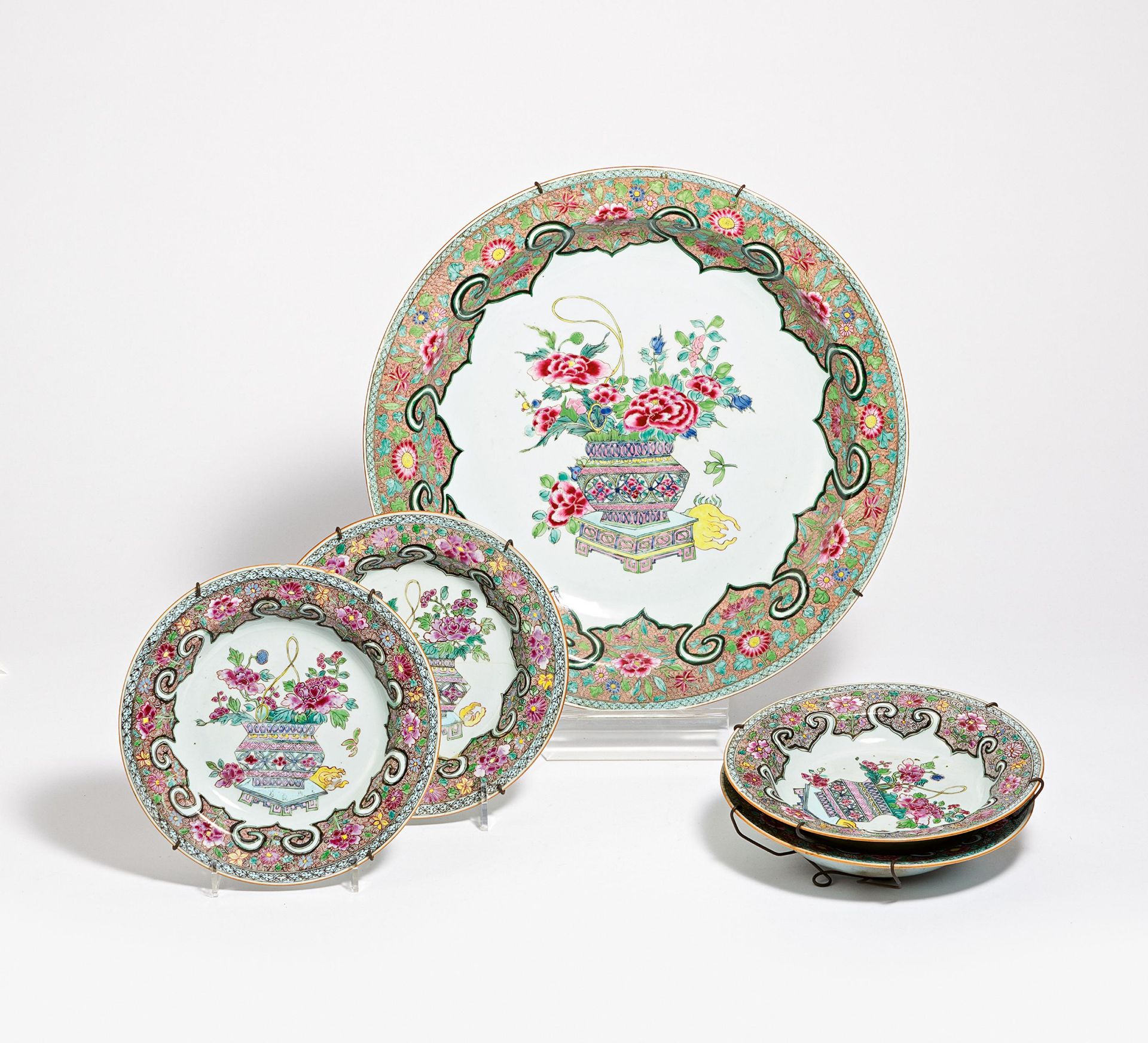 A LARGE AND FOUR SMALL PLATES WITH A FLOWER BASKET WITH PEONIES. China. Qing Dynasty. 18th c. Export