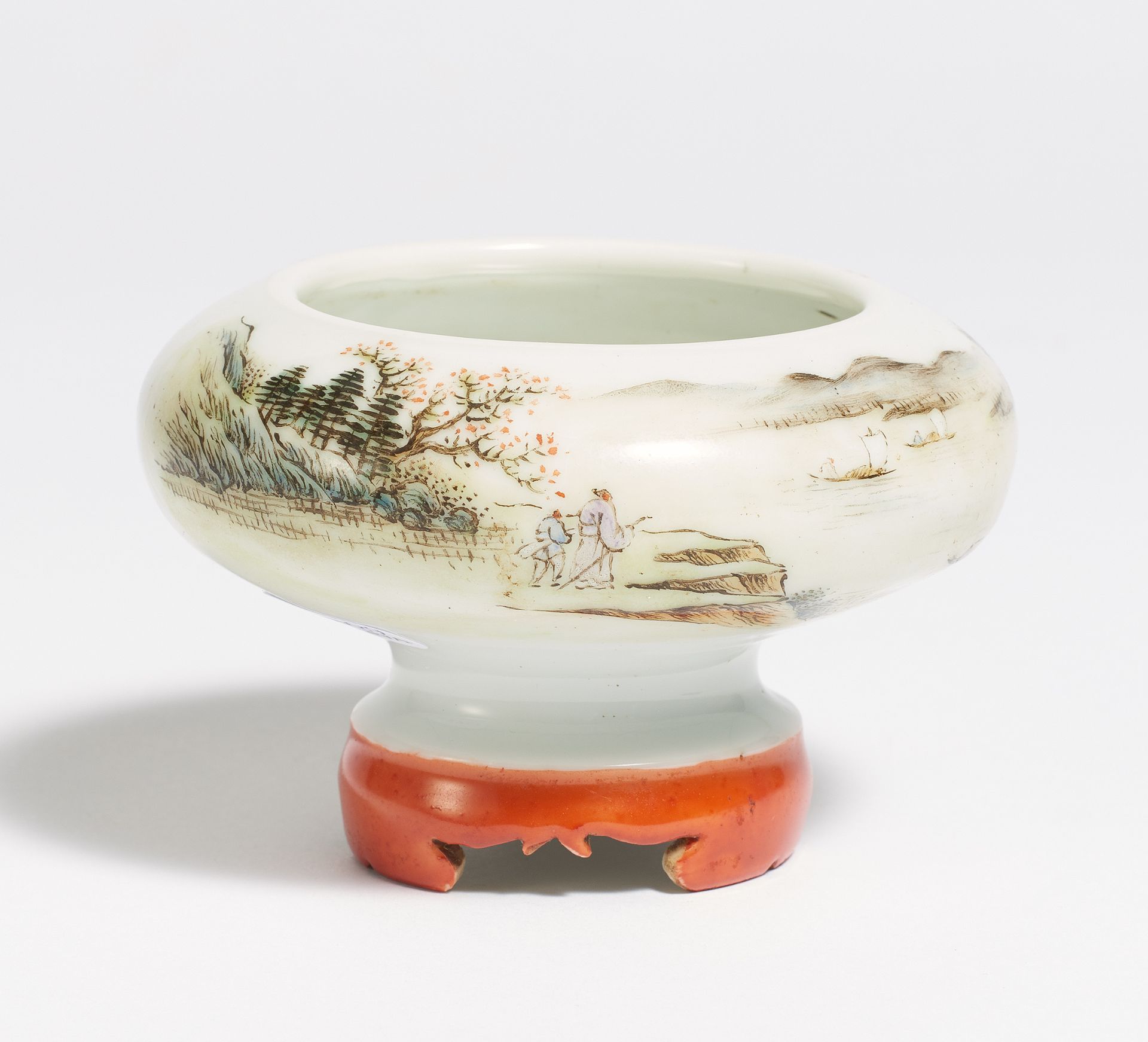 SMALL BRUSH WASHER WITH LANDSCAPE, ON A HIGH BASE. China. Republik period (1912-1949) or later. In