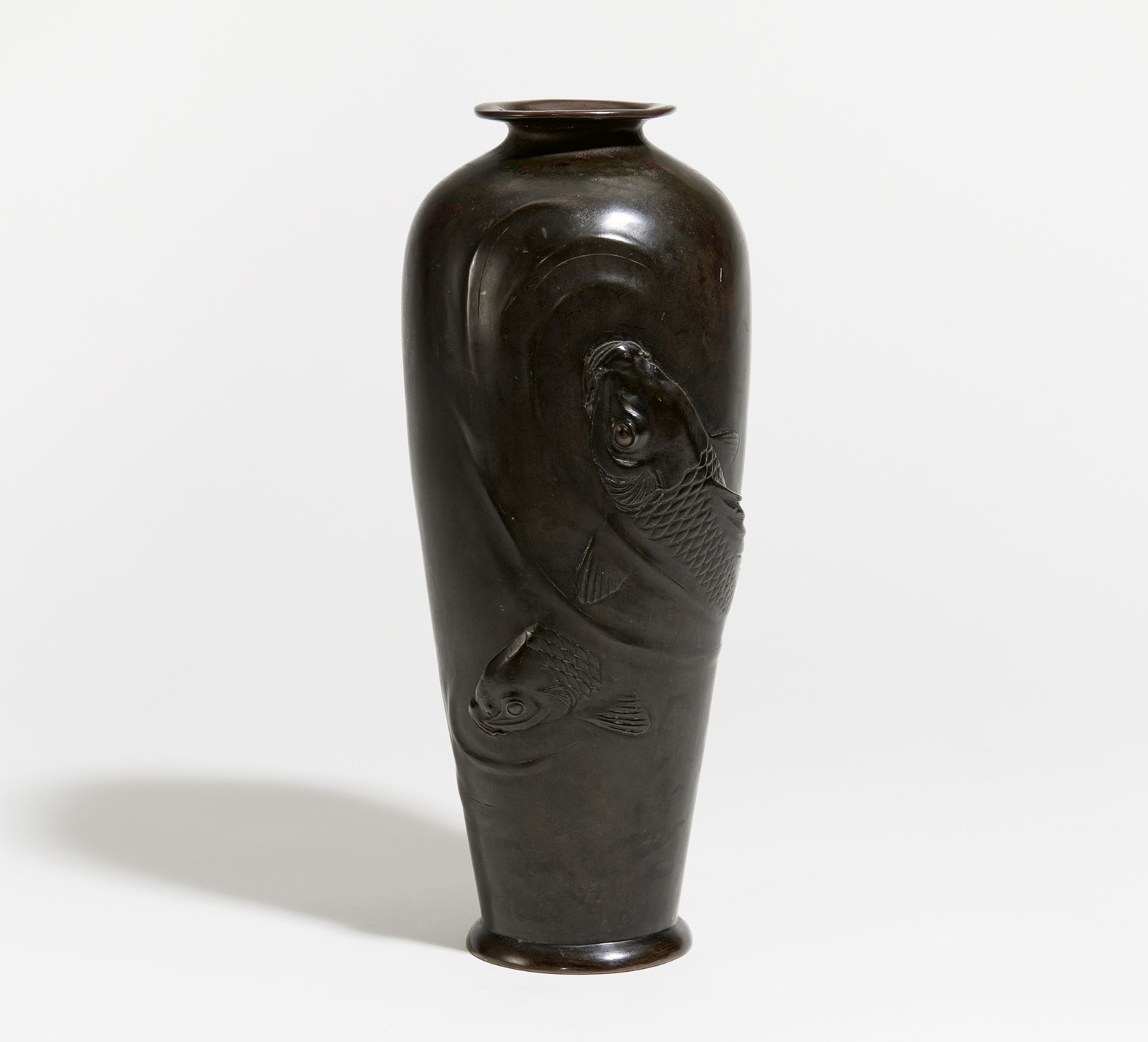 VASE WITH TWO LARGE CARPS. Japan. Meiji period (1868-1912). Bronze with dark patina. Relief. Eyes