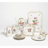 KAFFEE- UND TEESERVICE MIT BLUMENDEKOR. Nymphenburg. Porzellan, farbig und gold staffiert. Insgesamt