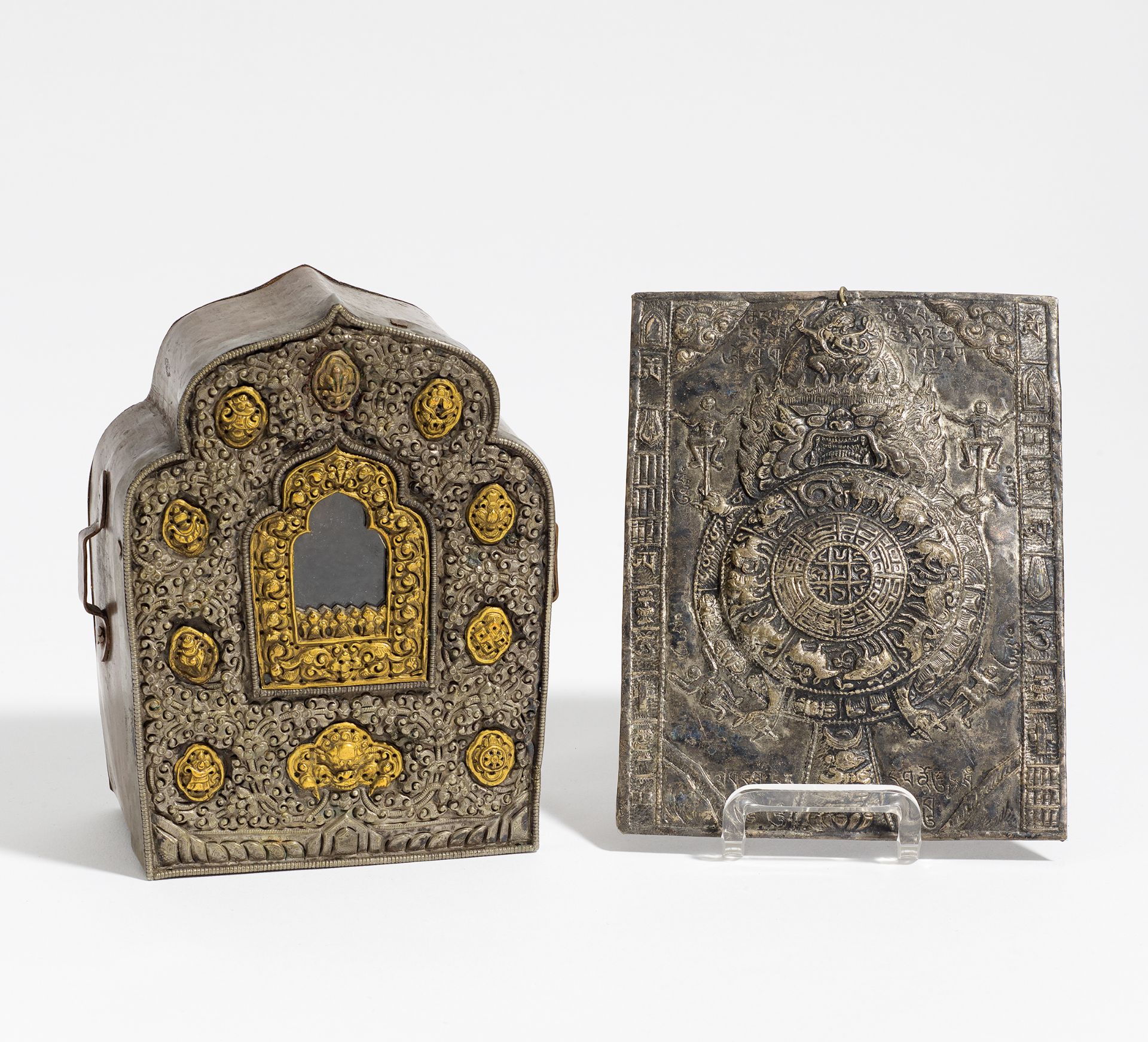 TRAVEL SHRINE (GA U). Tibet. 19th/20th c. Front plate from silvery and golden bronze. Box from