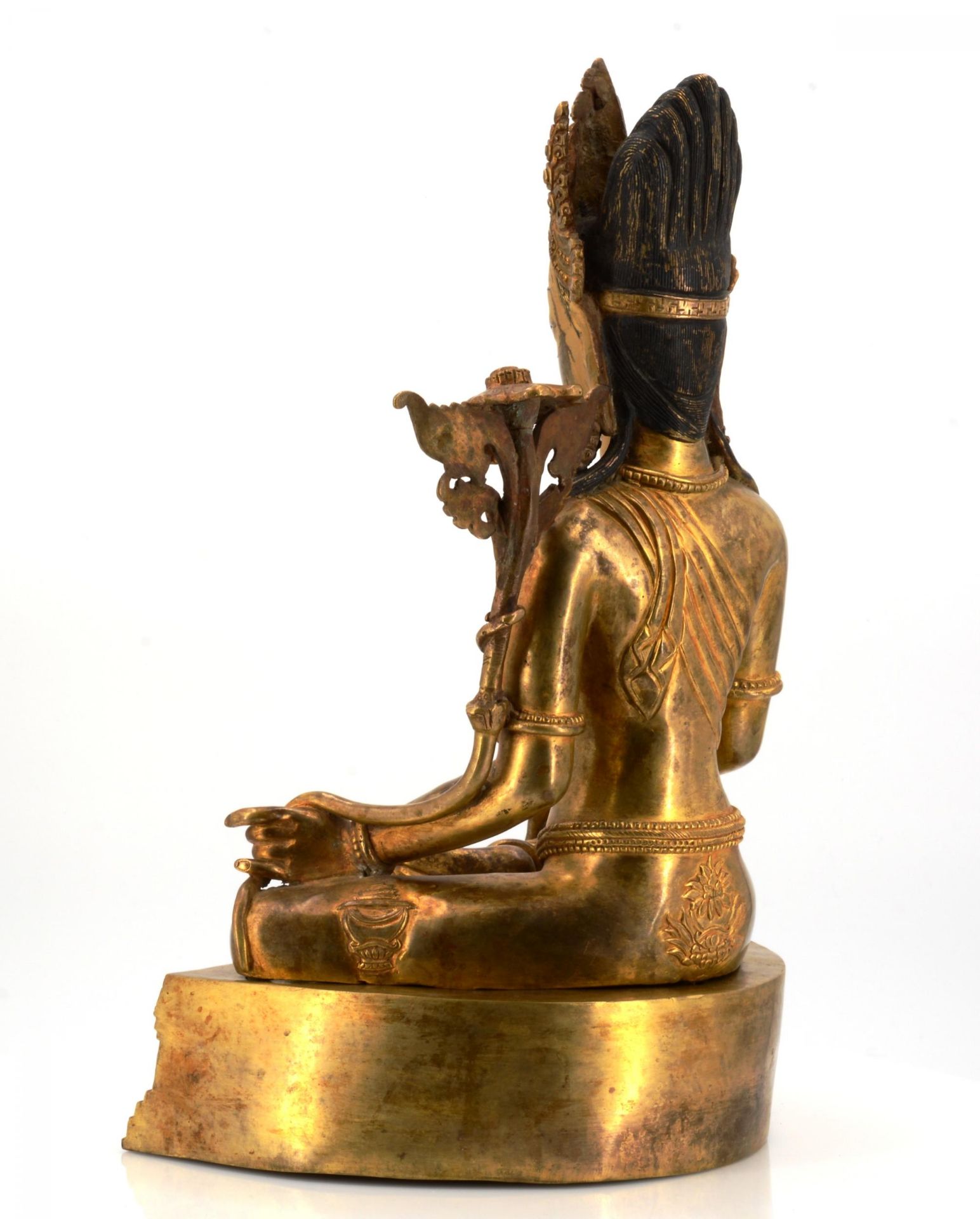 RARE AND LARGE FIGURE OF BODHISATTVA PADMAPANI. Tibet/Nepal. Around 1900. Fire gild bronze with - Image 4 of 10