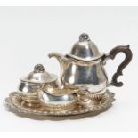 JUGENDSTIL KAFFEESERVICE MIT KNOSPENDEKOR. Schweden. Silber. Best. aus: Kaffeekanne, Zuckerdose,