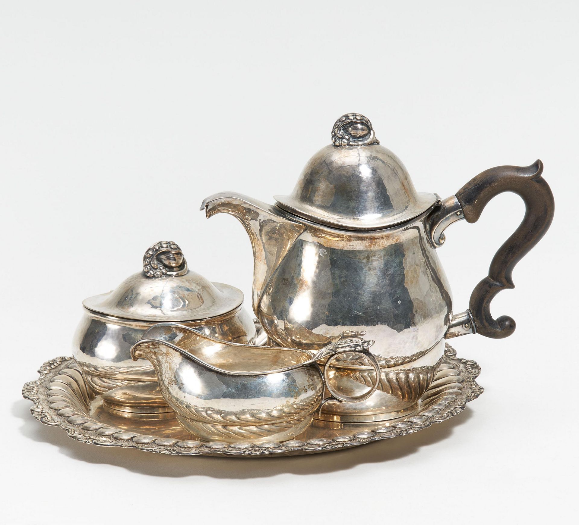 JUGENDSTIL KAFFEESERVICE MIT KNOSPENDEKOR. Schweden. Silber. Best. aus: Kaffeekanne, Zuckerdose,