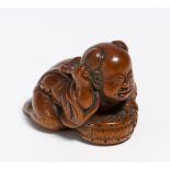 NETSUKE: DUMMING KARAKO. Japan. Early 19th c. Wood, carved. L.3.7cm. Condition A/B.Special